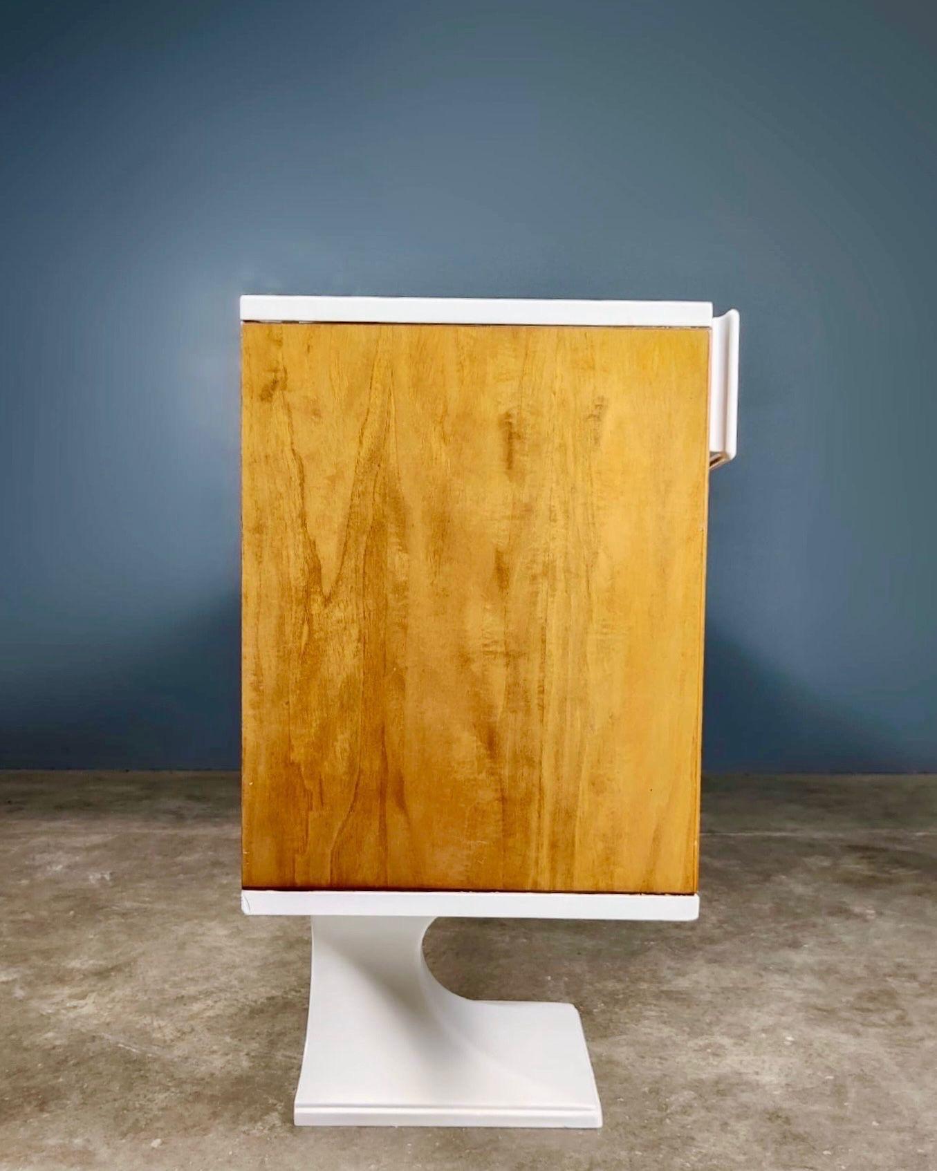 Fine XX secolo Credenza Mid Century Space AGE di Luigi Sormani anni '70 Bianco e Noce