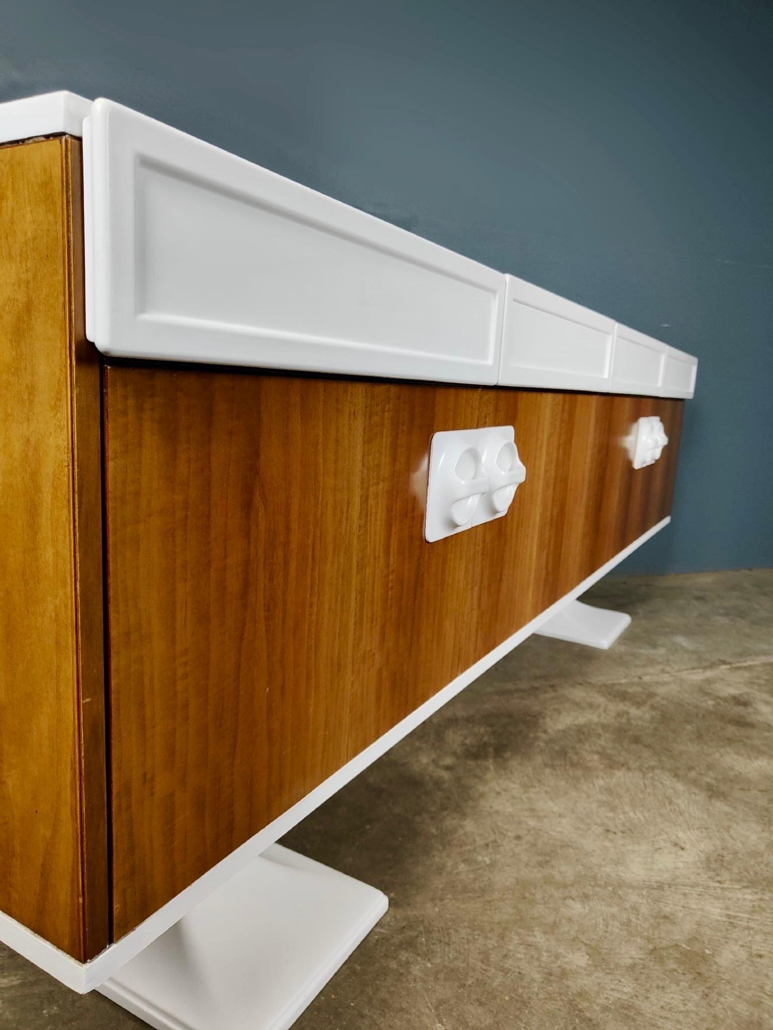 Altro Credenza Mid Century Space AGE di Luigi Sormani anni '70 Bianco e Noce