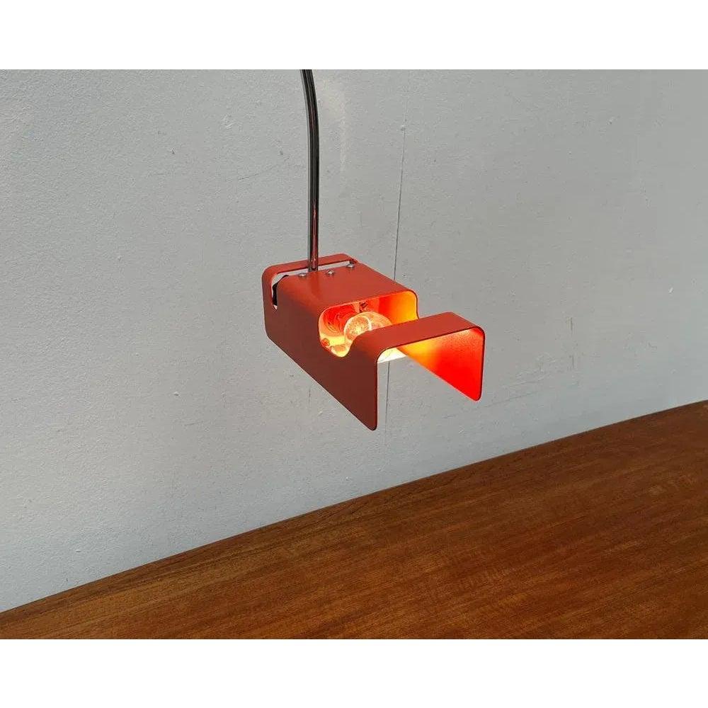 Lampe à pince de table ARC de l'ère spatiale.

Le design rappelle fortement l'araignée classique d'Oluce d'après un dessin de Joe Colombo datant des années 1960. Cependant, certains détails diffèrent du design bien connu. La tête d'éclairage est