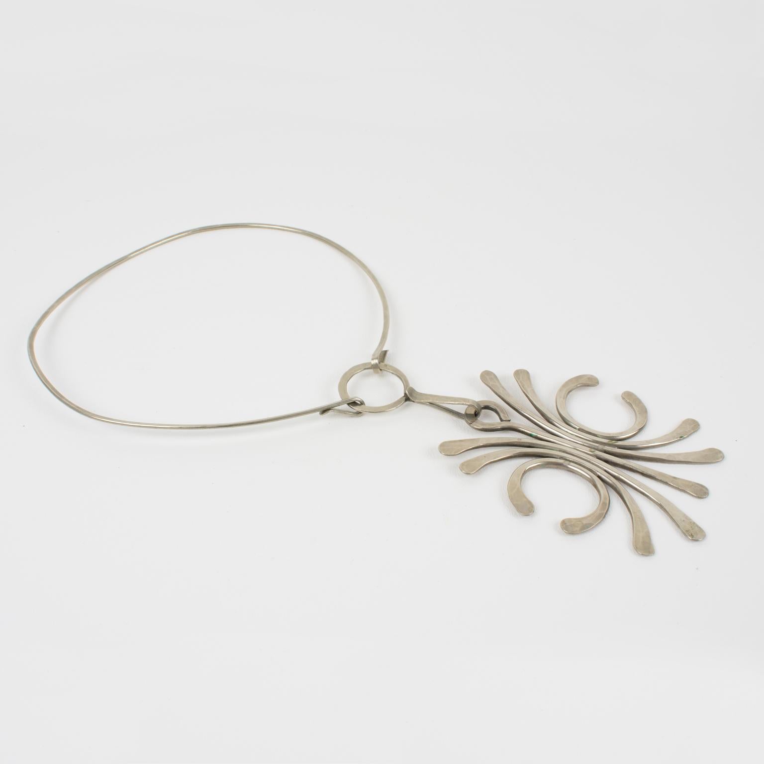Collier pendentif moderniste en acier inoxydable de l'ère spatiale du milieu du siècle dernier Unisexe en vente