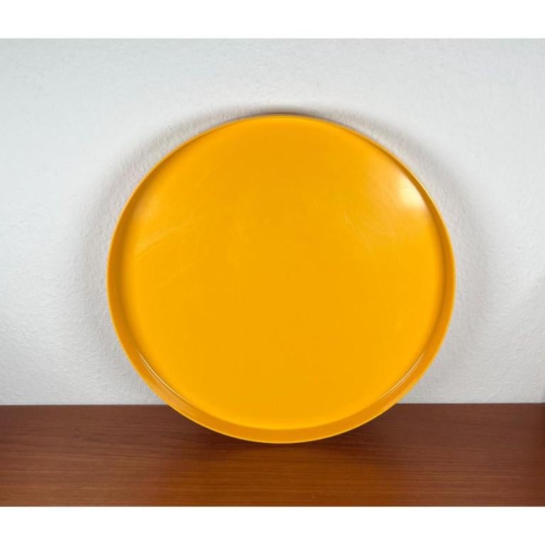 Mid-Century Modern Plateau en mélaminé jaune suédois du milieu du siècle A Space, années 1960 en vente