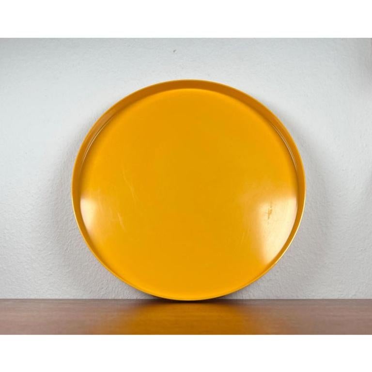 Verre Plateau en mélaminé jaune suédois du milieu du siècle A Space, années 1960 en vente