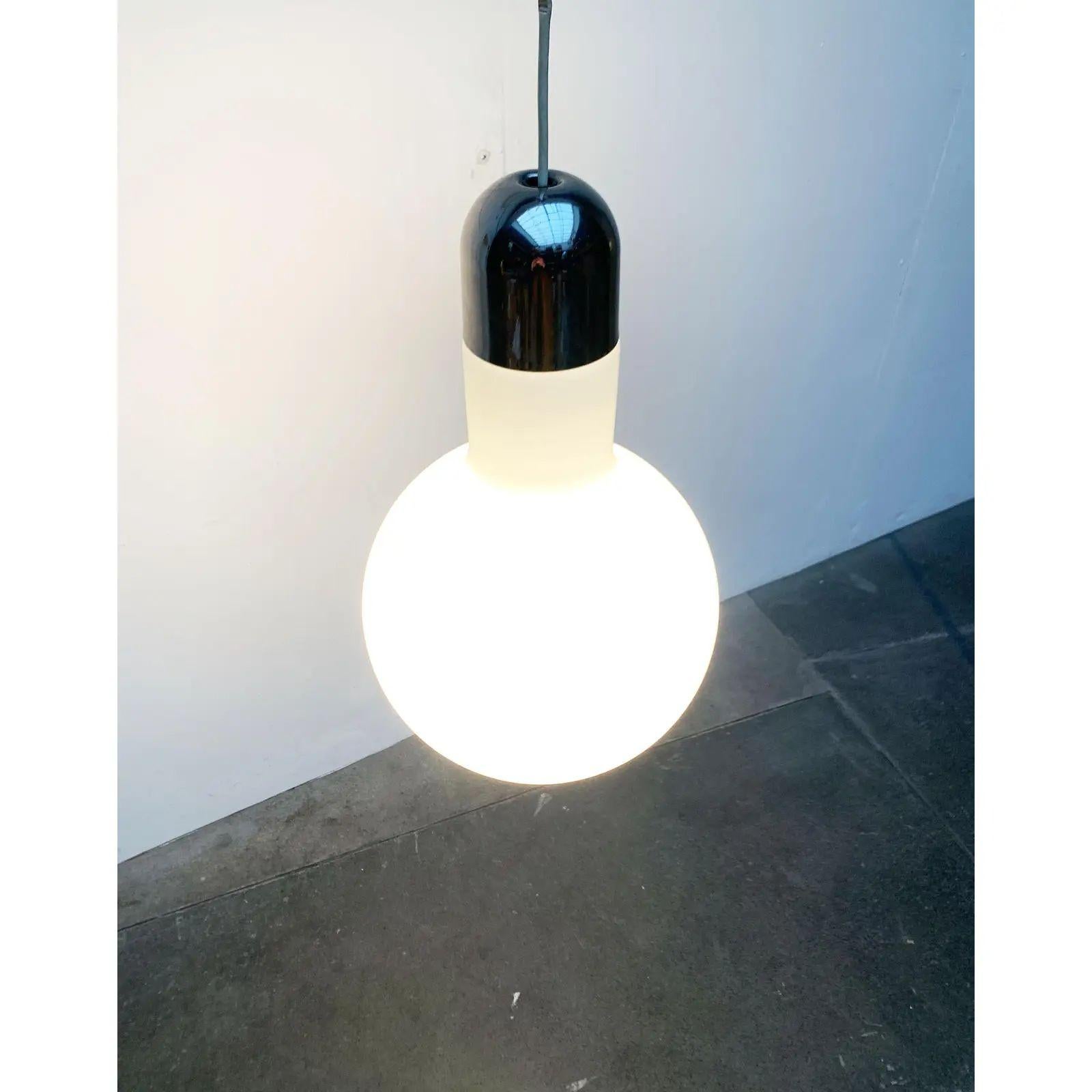 Rare lampe suspendue de l'ère spatiale en forme d'ampoule de Temde.

Le diffuseur en verre présente la forme frappante d'une ampoule abstraite. Le corps de la lampe se rétrécit en une tige étroite dans la partie centrale. Le tout se fond