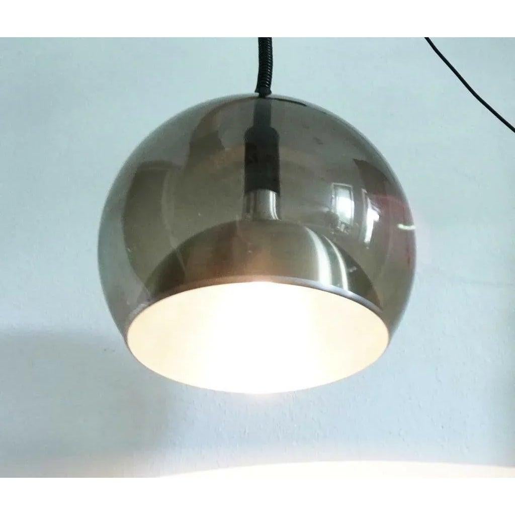 Rara lampada a sospensione Globe di Temde.

Semplici ed eleganti luci di metà secolo realizzate in acrilico e alluminio. Il corpo della lampada, trasparente e sferico, rivela il funzionamento interno, il riflettore curvo a forma di imbuto e il