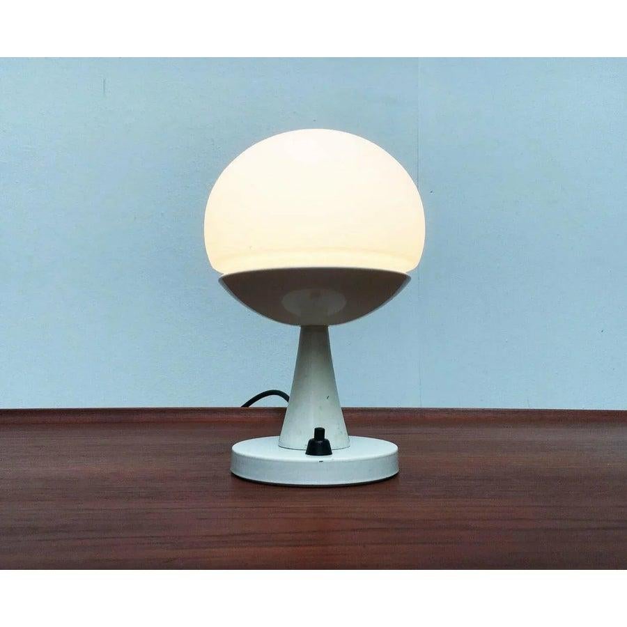 Petite lampe de table NO AGE.

Un design très graphique. Des formes telles que des cylindres, des cônes et des sphères (comprimées) caractérisent cette petite lampe.
La lampe est en très bon état et ne présente pratiquement aucun signe d'usure.
Le