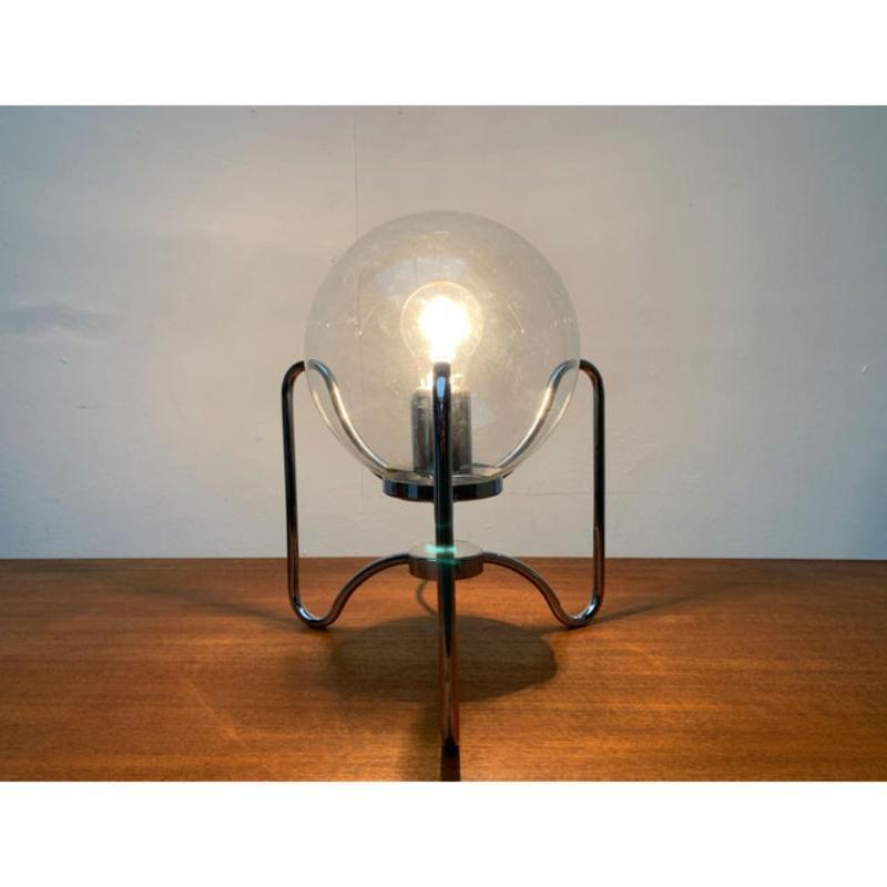 Rare Space Age table lamp.

An impressive design that convinces with its ease and transparency. The execution of frame and base, which are dissolved as pipes and slices in individual elements, is particularly important here. The three-legged frame