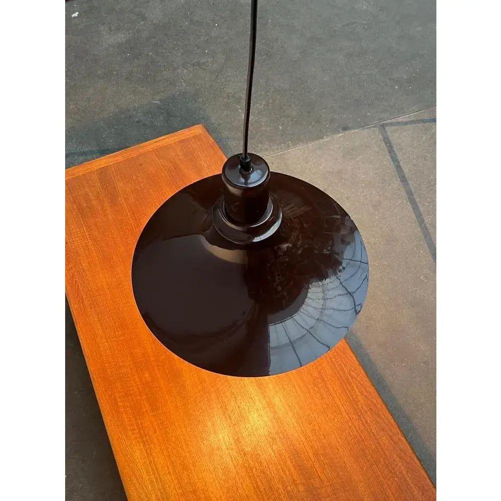 Semplice lampada a sospensione a tulipano.

Forma elegante, profilo stretto. Lo schermo luminoso è a forma di tromba e si chiude con una cattedrale cilindrica. La lampada è conservata in un colore marrone scuro. Fino a 250V (standard Europa/Regno