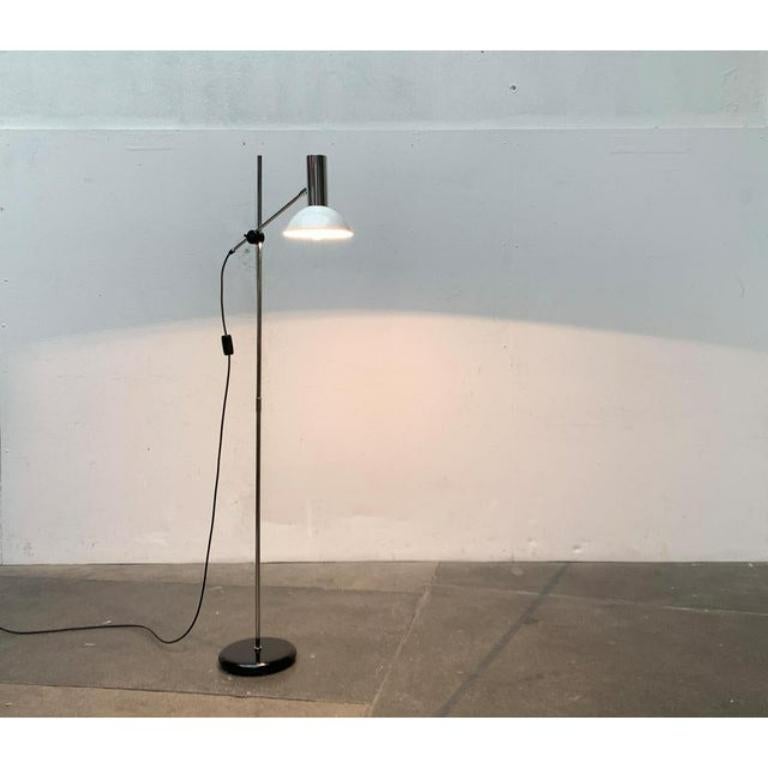 Simple floor lamp by sis in black and white.

A minimalist and functional design. The lamp head shows a simple spotlight shape. The shade is white. It can be adjusted via an omi joint. The arm and the lamp head are flexibly connected to the shaft