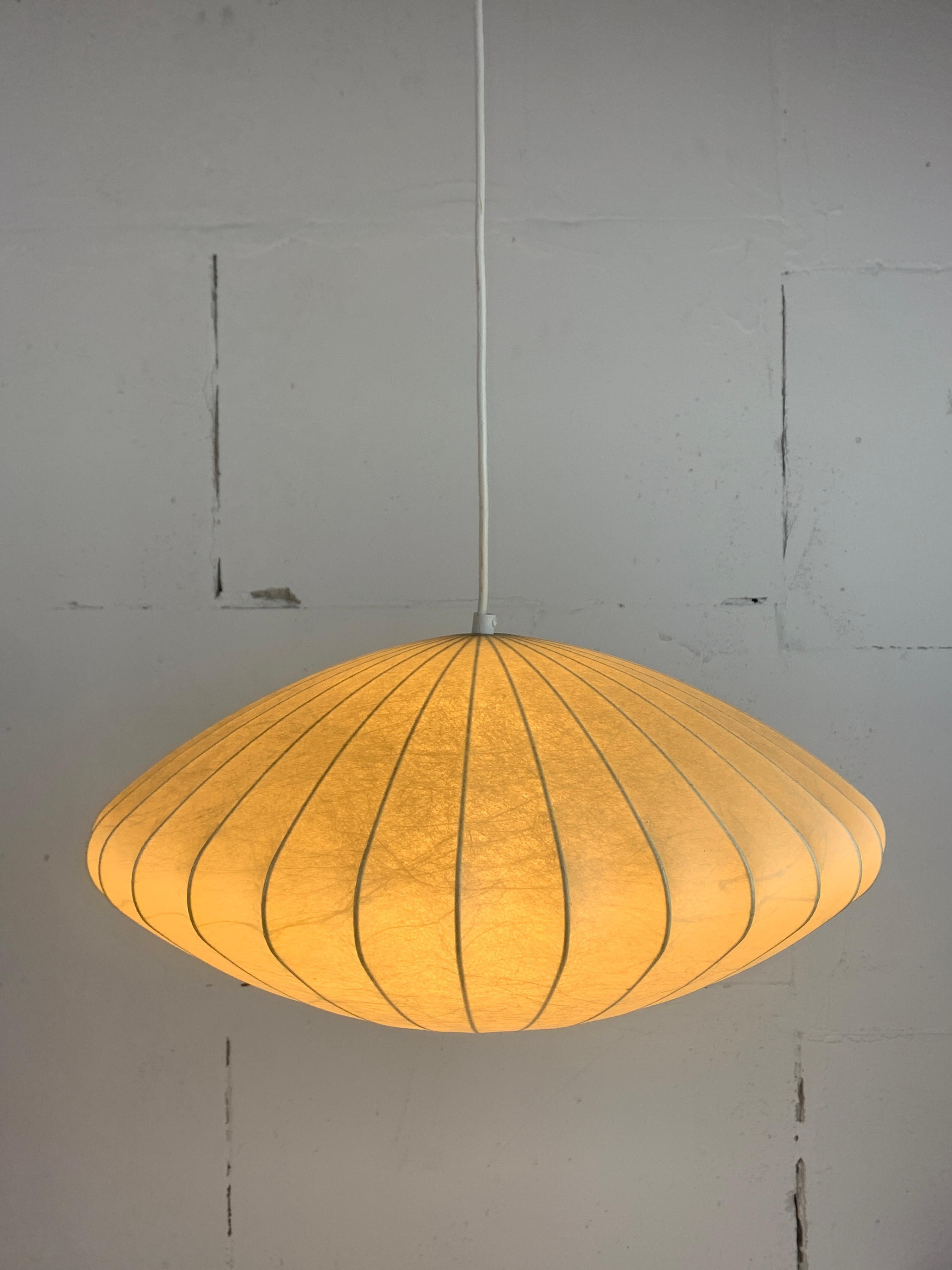 Ère spatiale Lampe suspendue soucoupe de cocon ufo de l'ère spatiale du milieu du siècle dernier, années 1960