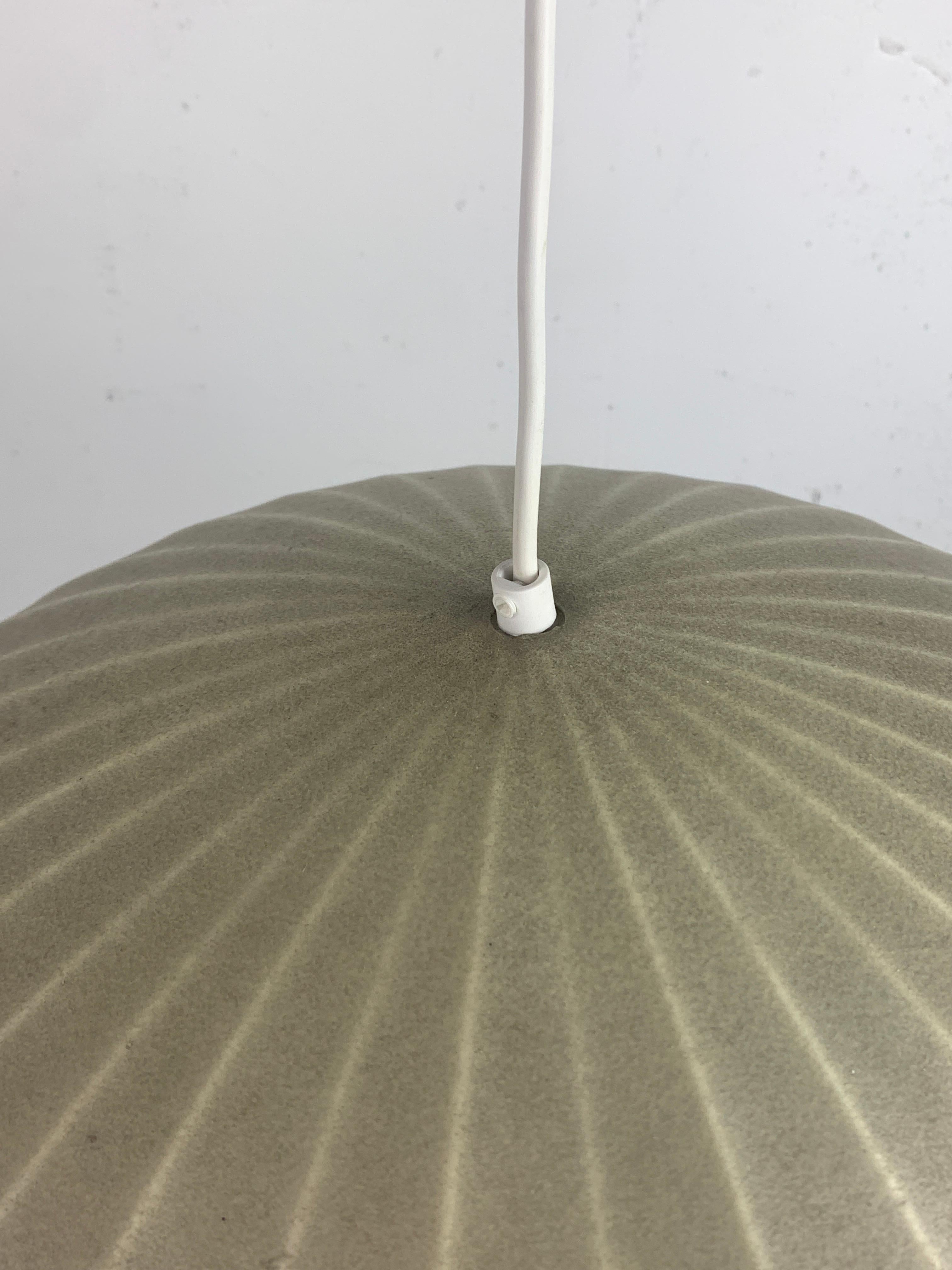Lampe suspendue soucoupe de cocon ufo de l'ère spatiale du milieu du siècle dernier, années 1960 Bon état à Zaandam, NL
