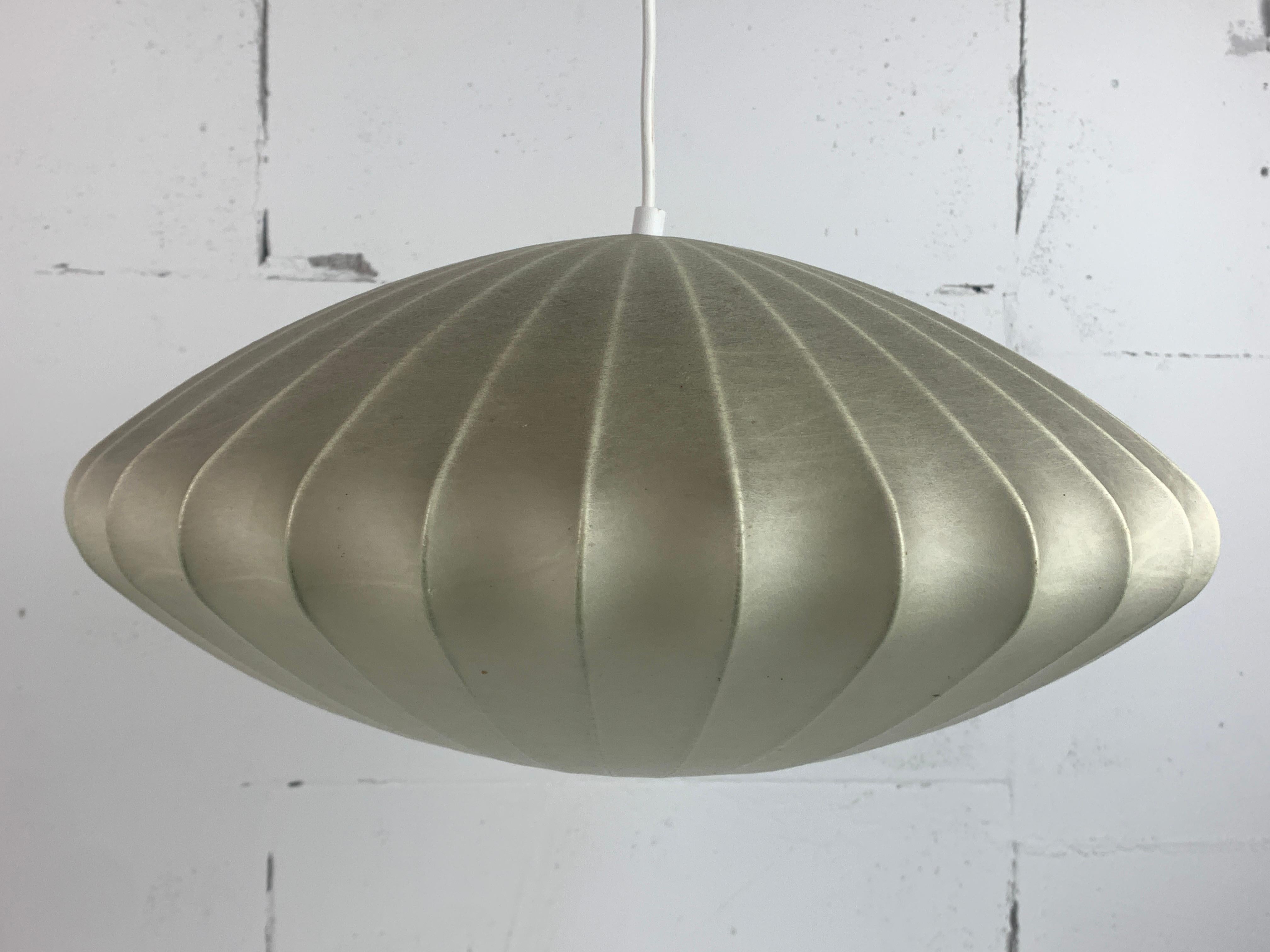 Milieu du XXe siècle Lampe suspendue soucoupe de cocon ufo de l'ère spatiale du milieu du siècle dernier, années 1960