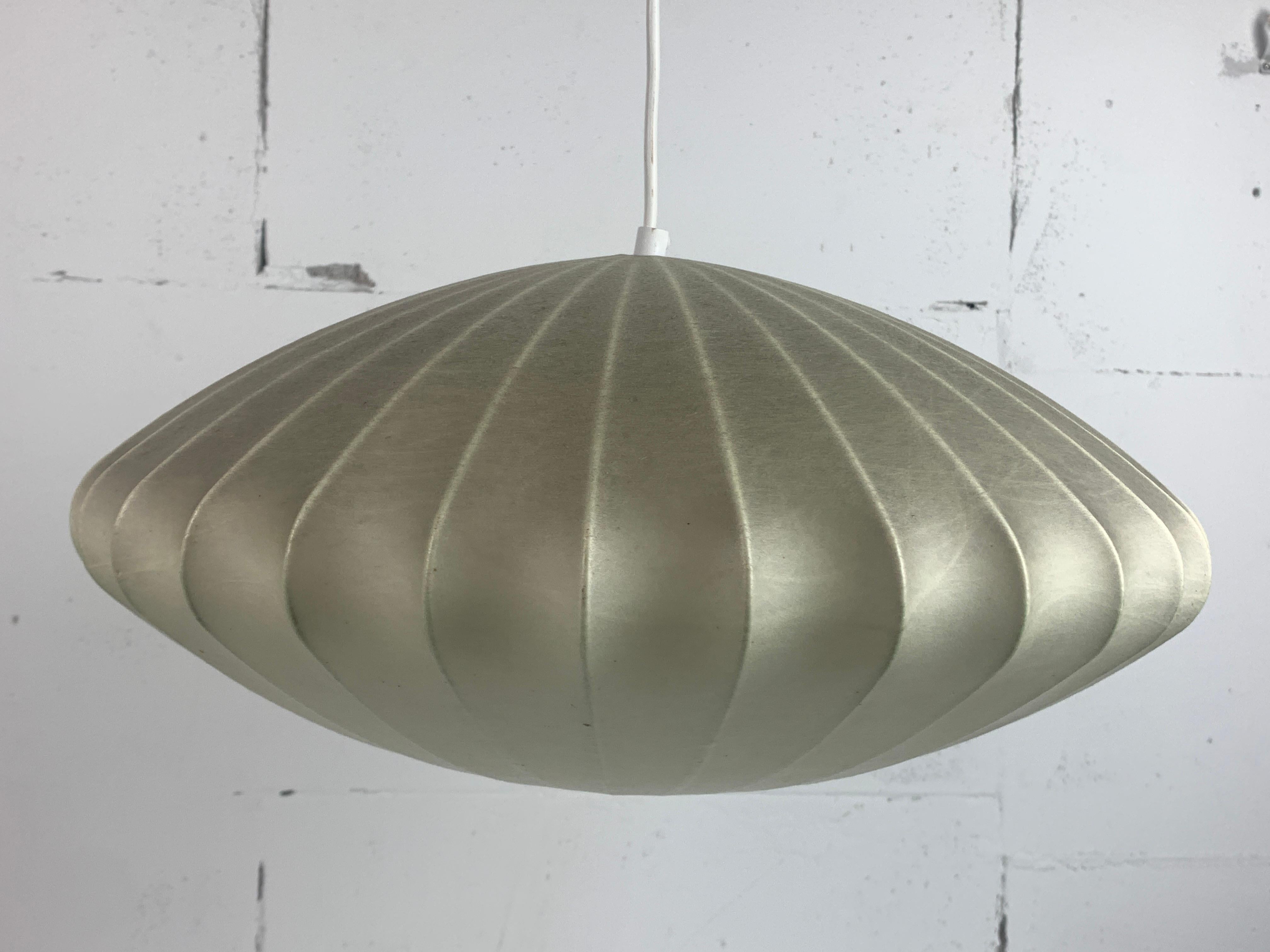 Laiton Lampe suspendue soucoupe de cocon ufo de l'ère spatiale du milieu du siècle dernier, années 1960
