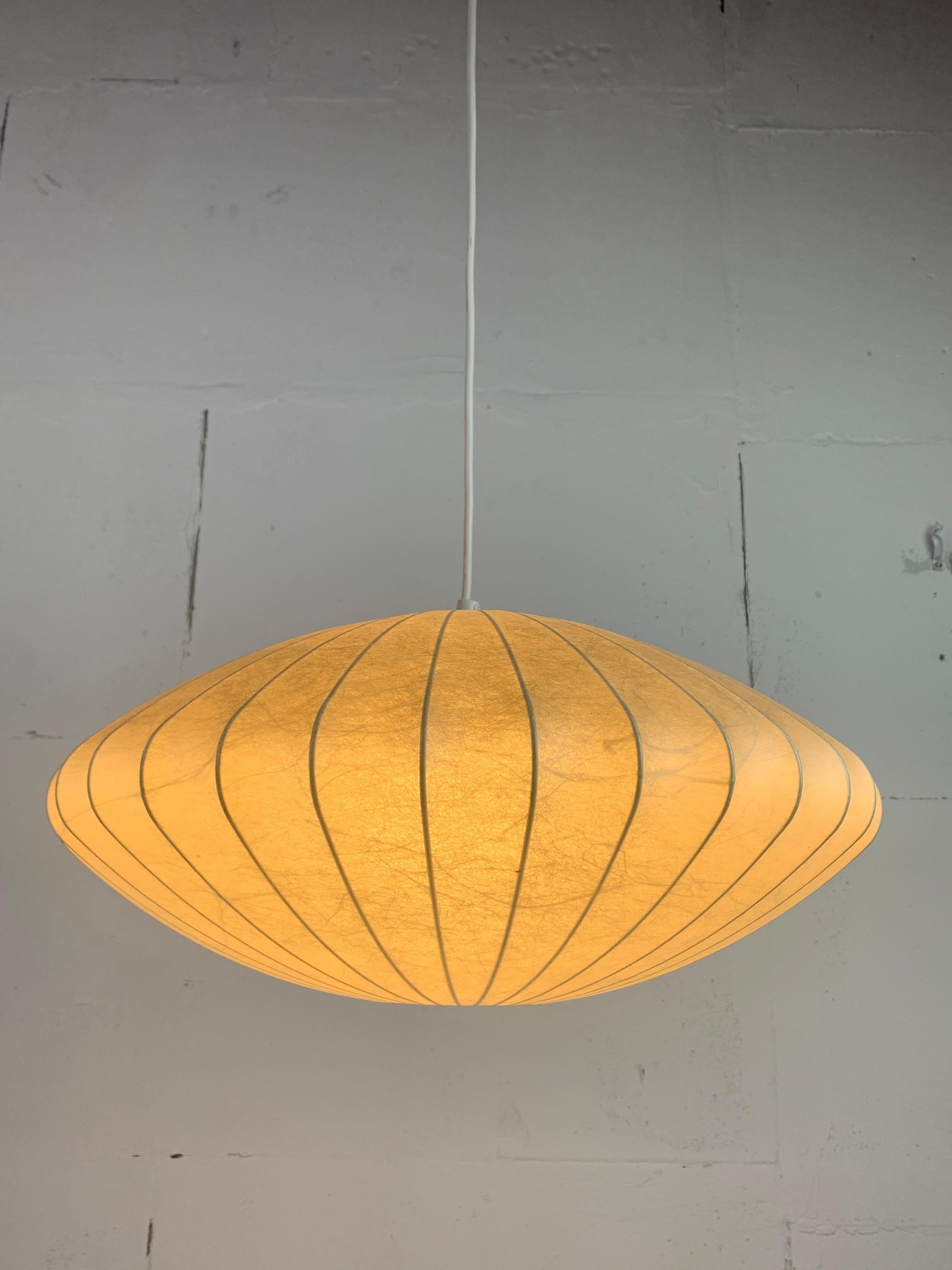 Lampe suspendue soucoupe de cocon ufo de l'ère spatiale du milieu du siècle dernier, années 1960 1