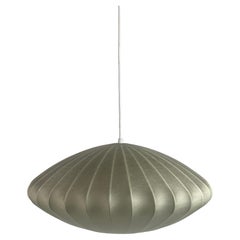 Lampe suspendue soucoupe de cocon ufo de l'ère spatiale du milieu du siècle dernier, années 1960