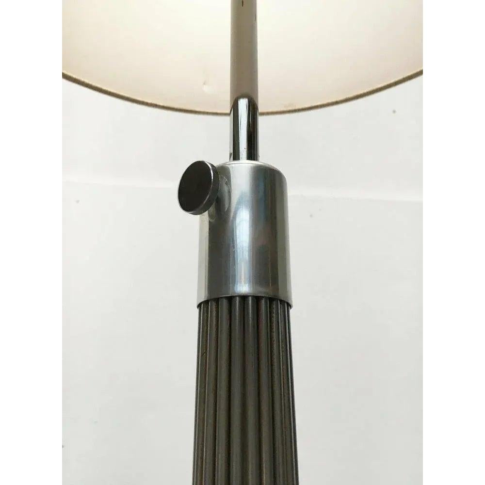 Rarissima lampada da terra di Kinkeldey degli anni '60. Questa lampada esisteva anche con uno schermo con un motivo a Verner Panton. Per questo motivo, questa lampada è più spesso attribuita come un pantone a bozza.

Il dettaglio più caratteristico
