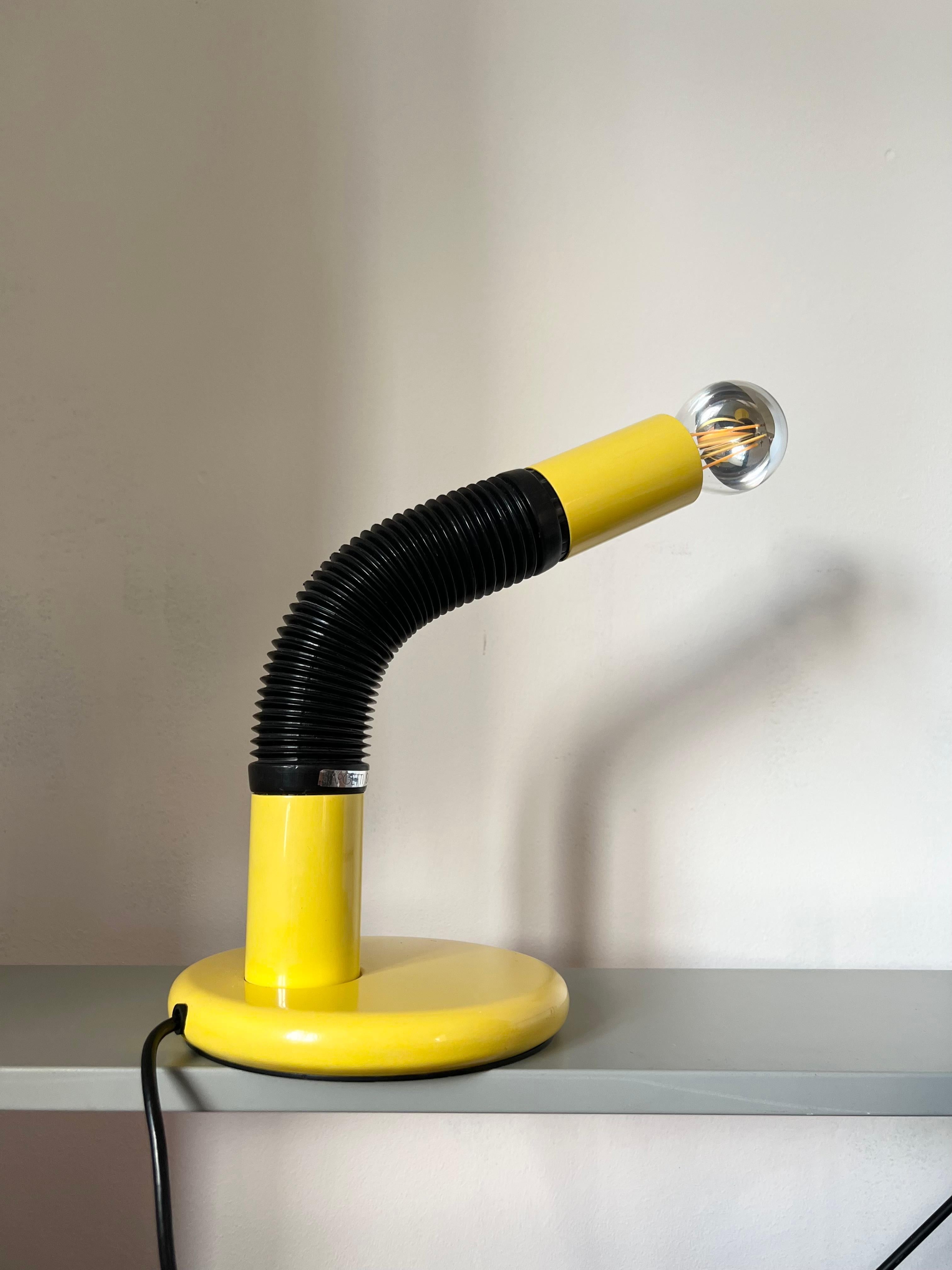 Space age tubular 'Elbow' desk lamp by E.Bellini for Targetti Sankey, produced in Italy in the 70's.

Yellow lacquered circular base with 2 yellow lacquered tubes with plastic flexible tube in-between.

Good vintage condition, a couple of minor
