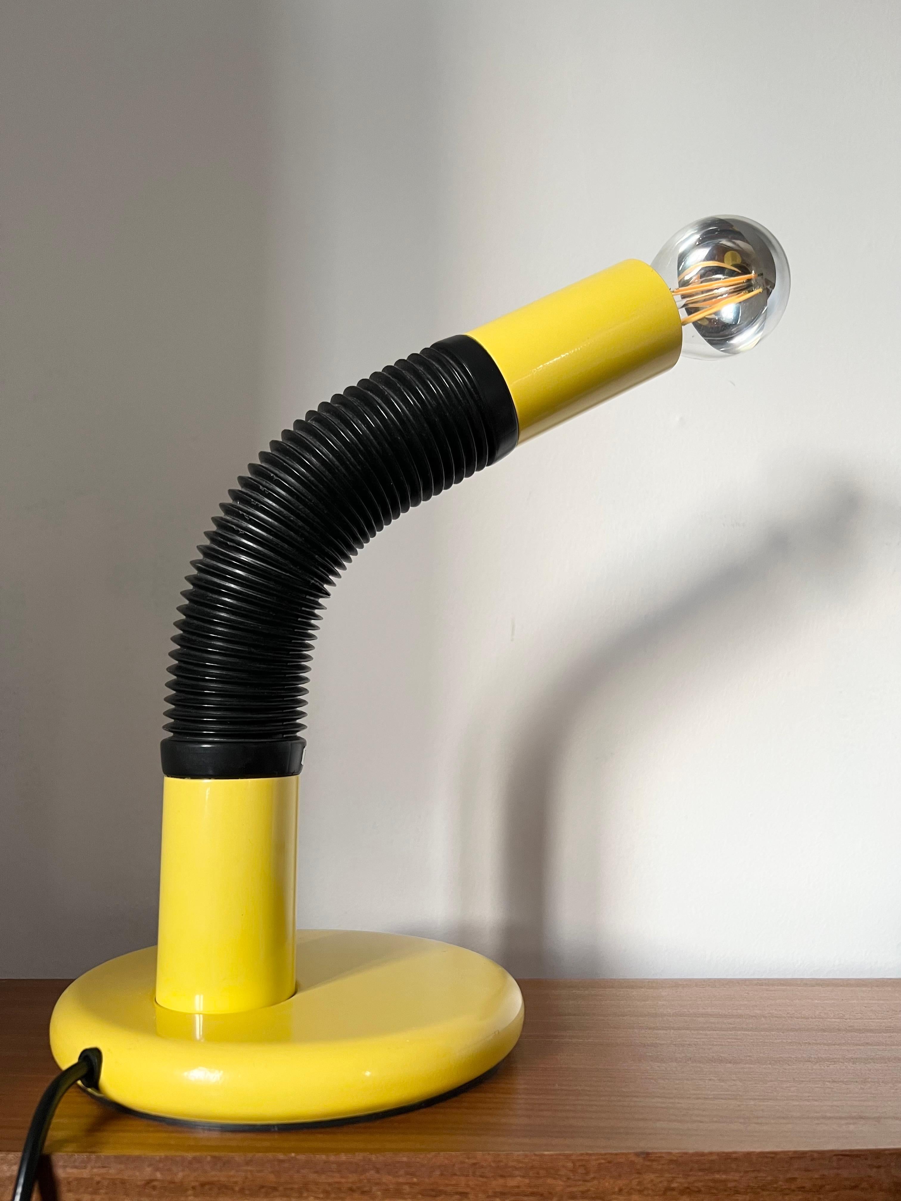 Postmoderne Lampe de bureau tubulaire jaune du milieu du siècle A Space en vente