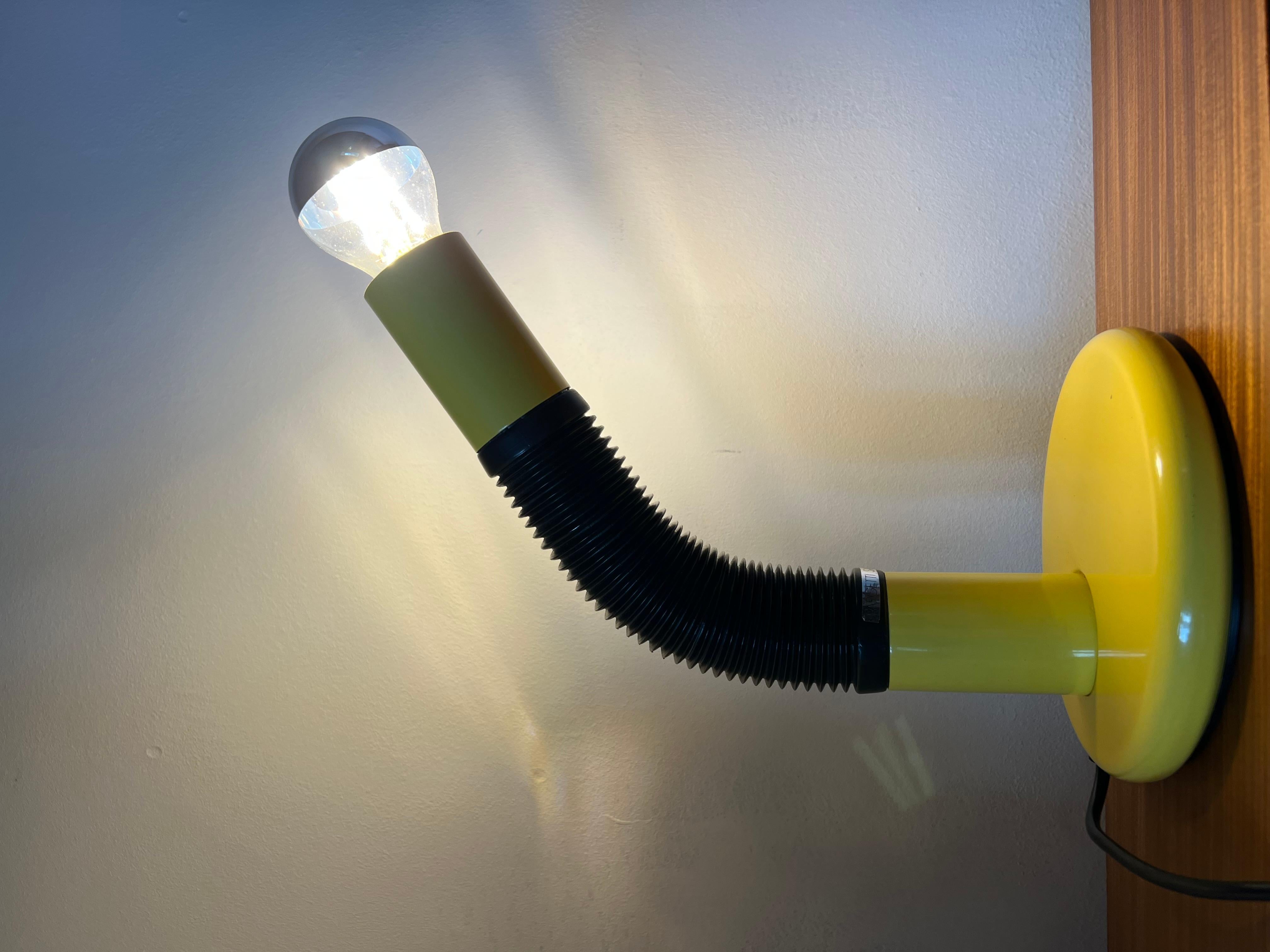 Lampe de bureau tubulaire jaune du milieu du siècle A Space en vente 1