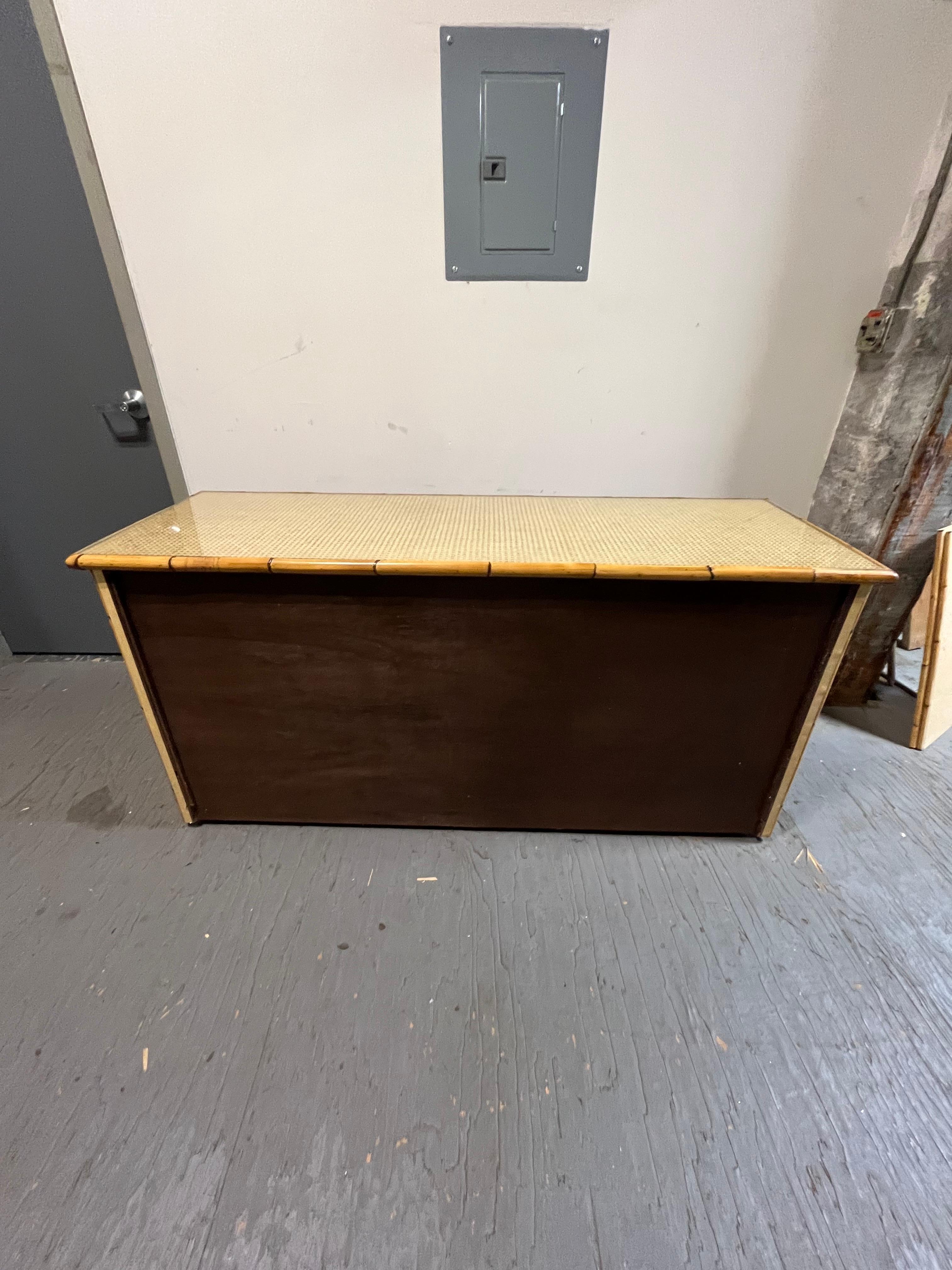 Bohémien Buffet server in bambù e canna del metà del secolo scorso in vendita