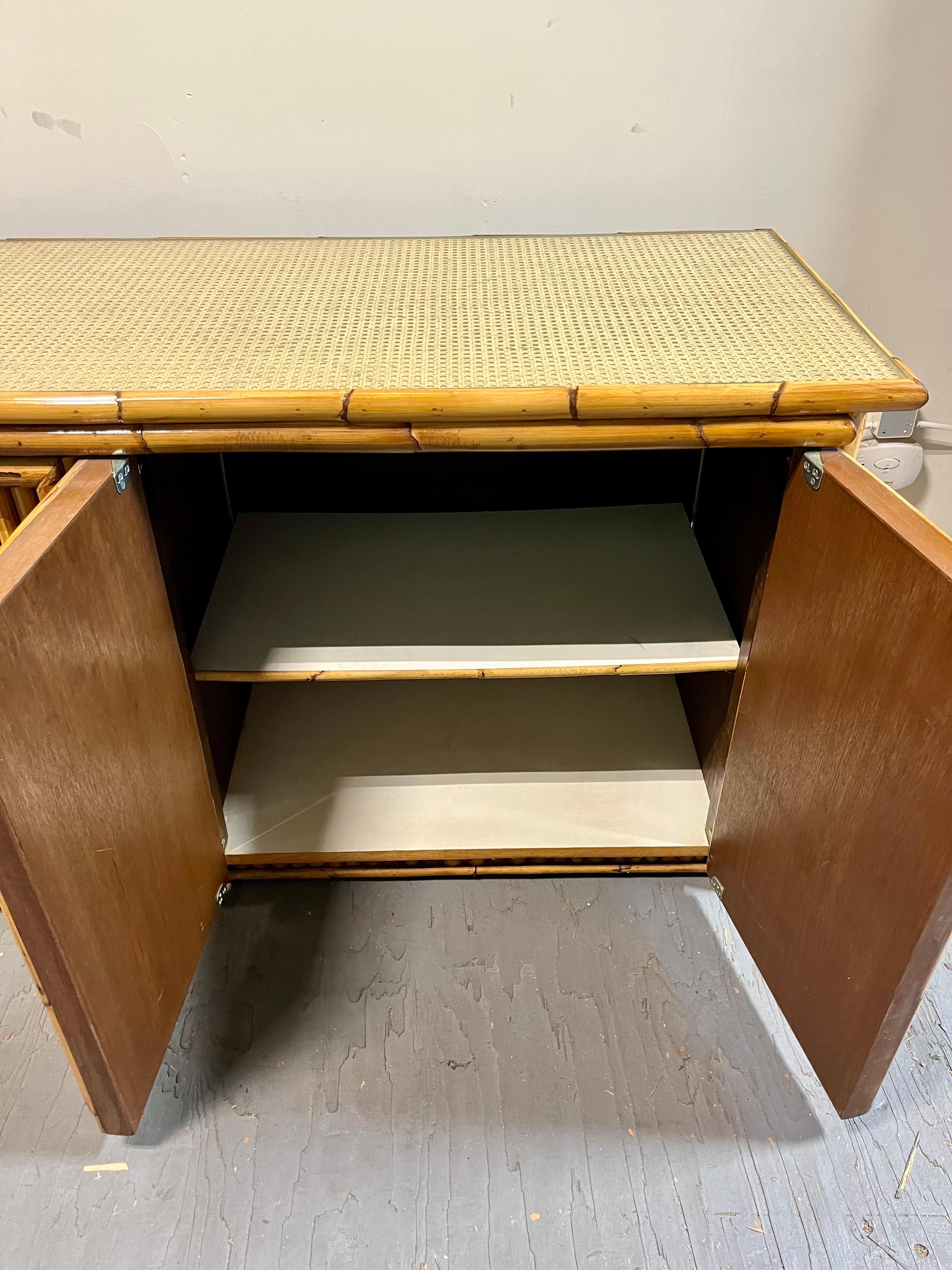 Spagnolo Buffet server in bambù e canna del metà del secolo scorso in vendita