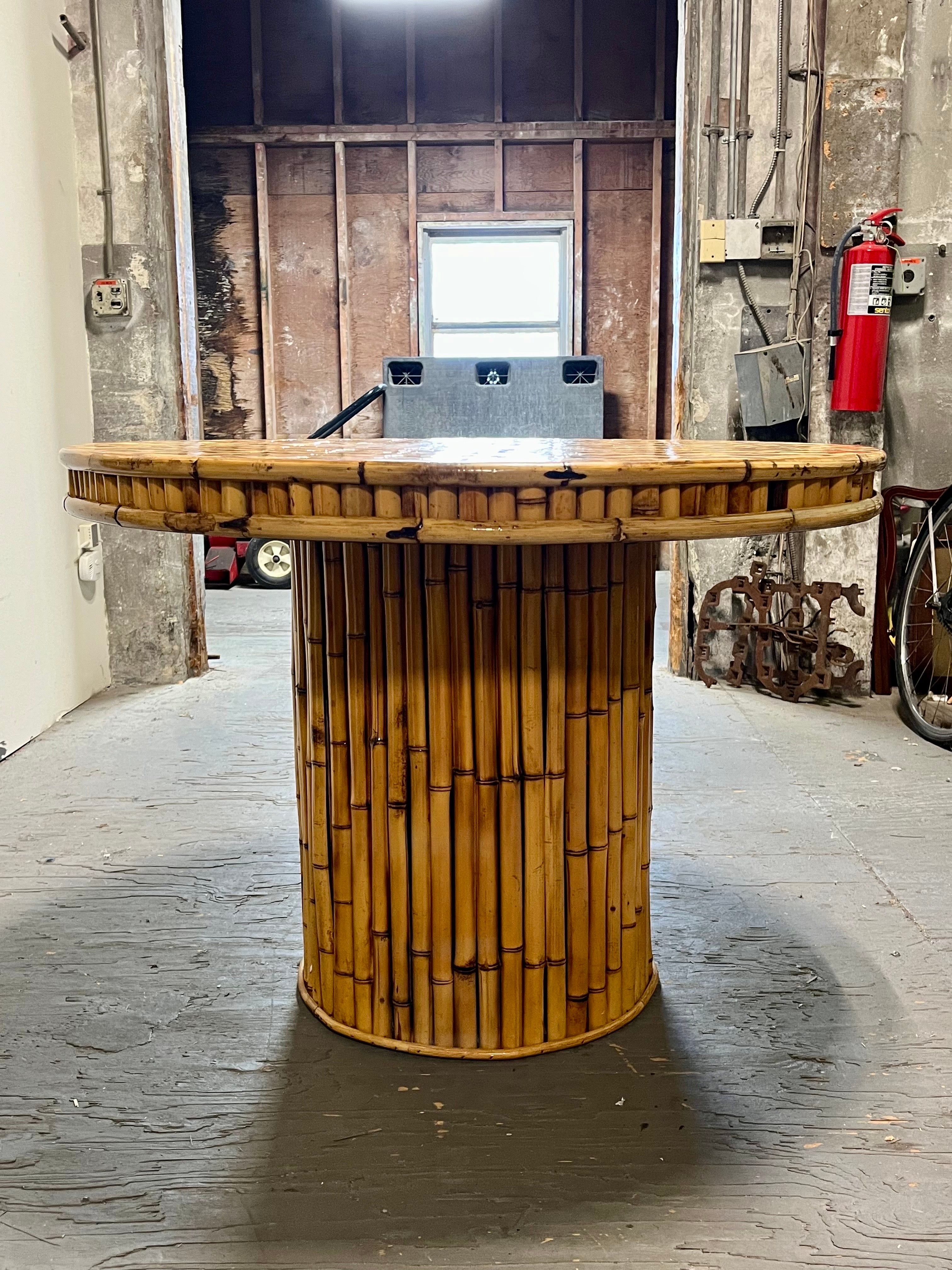 Magnifique table de salle à manger en bambou espagnol lourd et unique. Construction solide. Bambou de forte épaisseur avec surface supérieure tissée en chevrons, scellée dans la laque. Présence substantielle avec un dessus à bande de 3