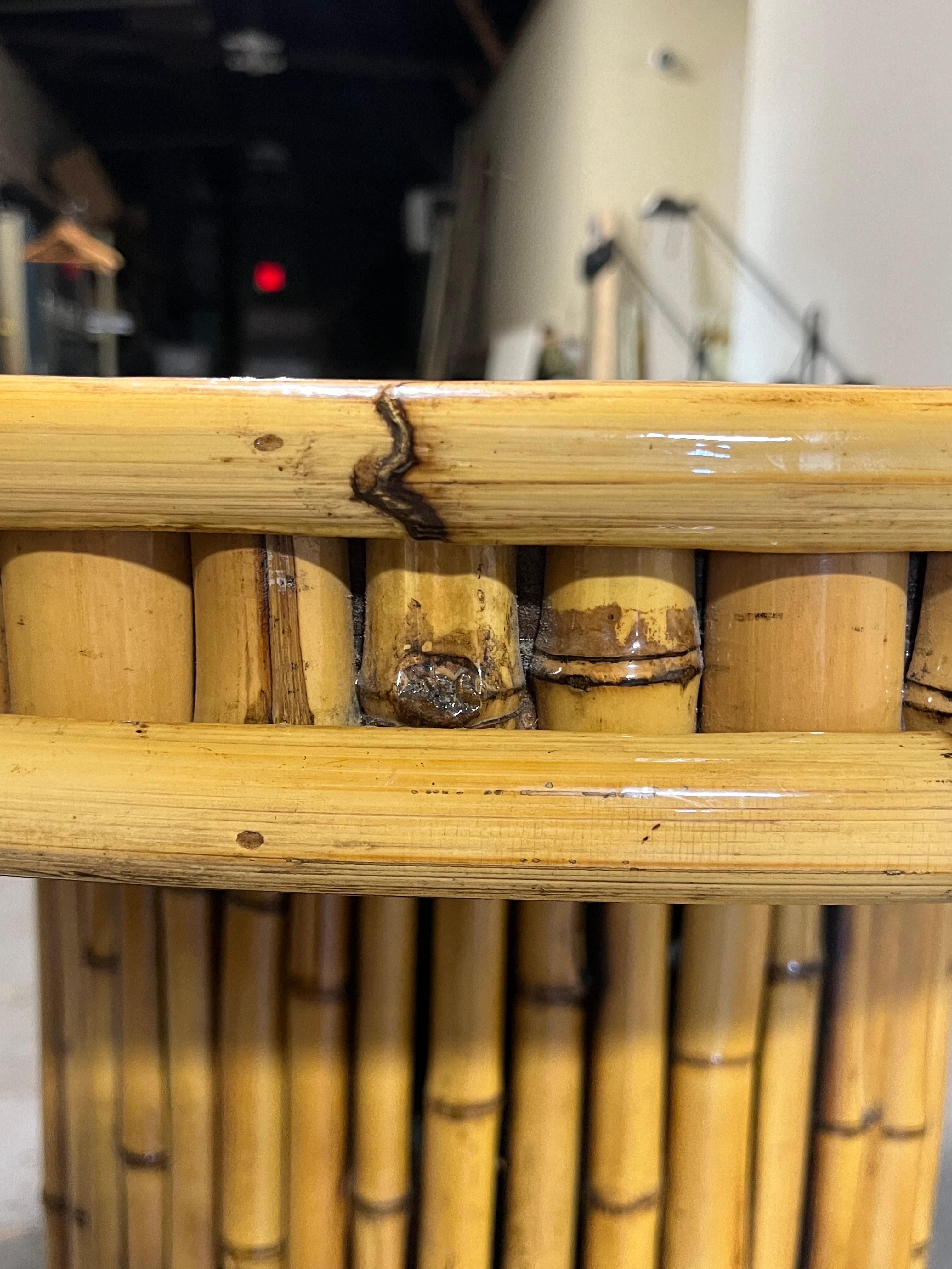 Inconnu Table de salle à manger à piédestal en bambou du milieu du siècle Palm Regency en vente
