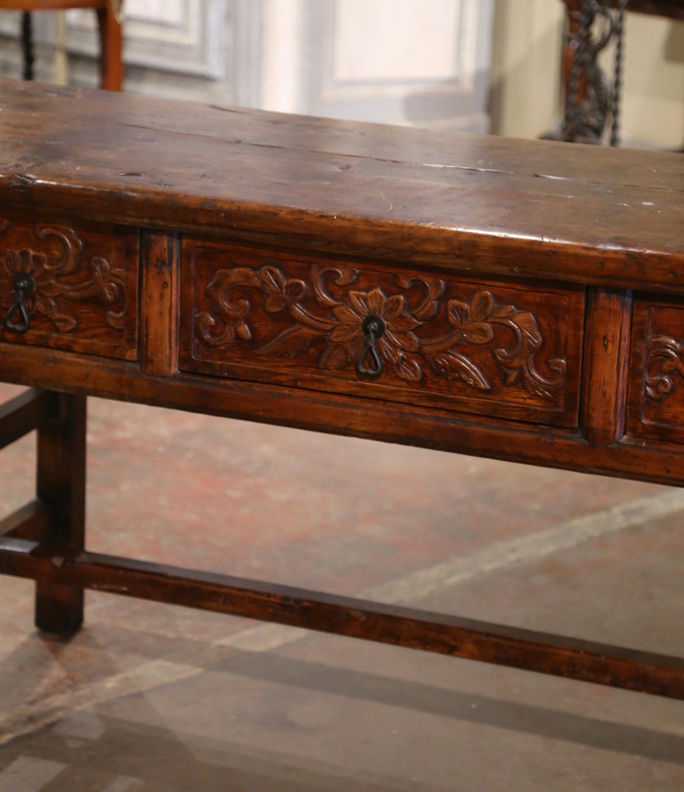Baroque Table console à trois tiroirs en pin et chêne sculpté, baroque espagnol du milieu du siècle dernier en vente