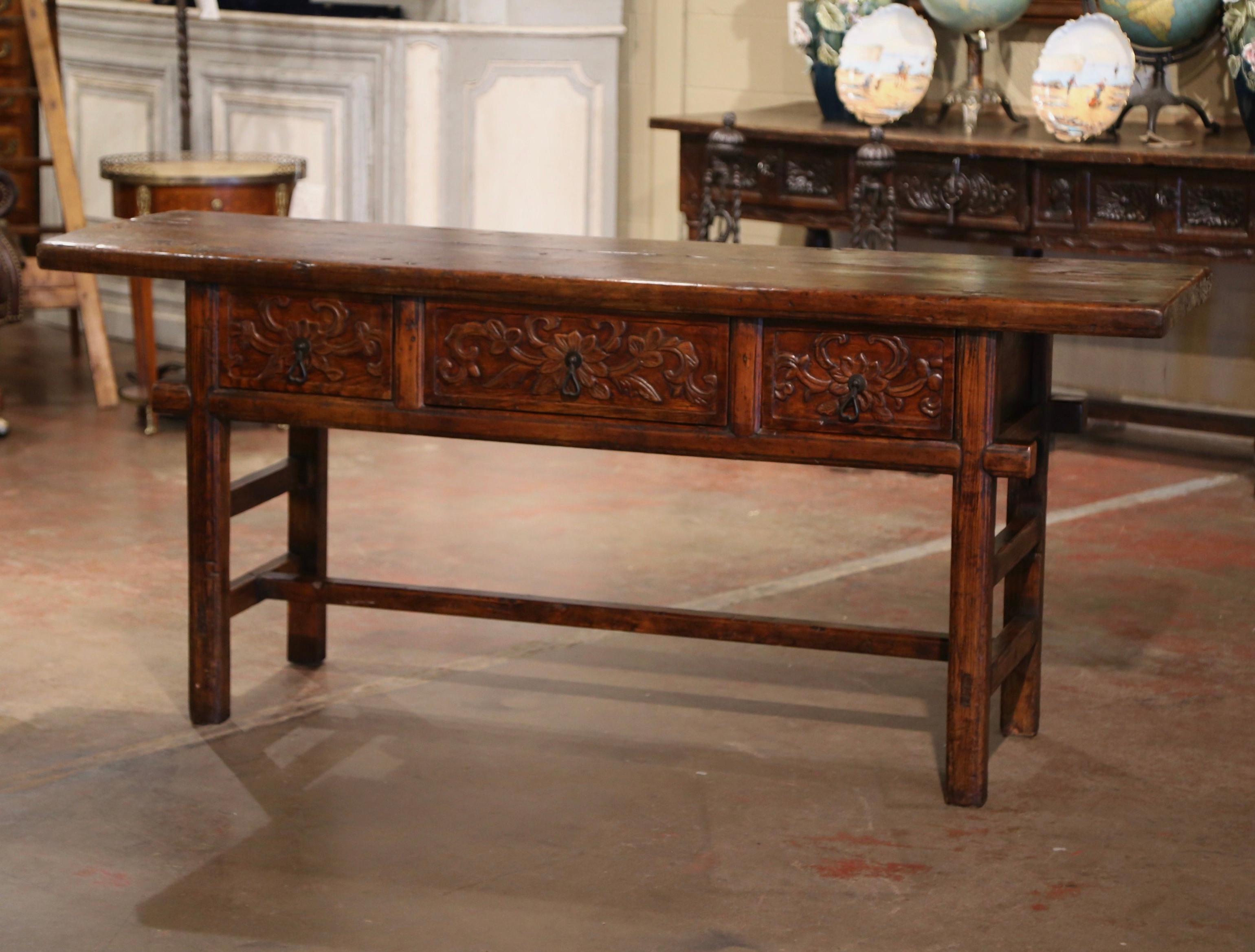 Sculpté à la main Table console à trois tiroirs en pin et chêne sculpté, baroque espagnol du milieu du siècle dernier en vente