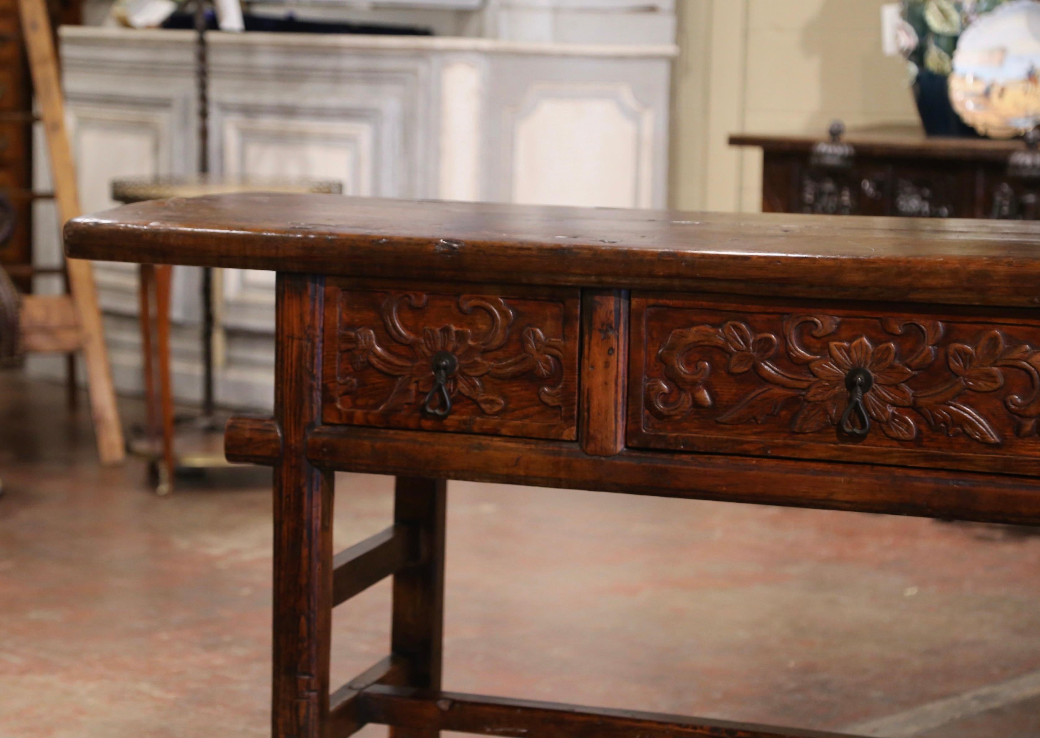 Table console à trois tiroirs en pin et chêne sculpté, baroque espagnol du milieu du siècle dernier Excellent état - En vente à Dallas, TX