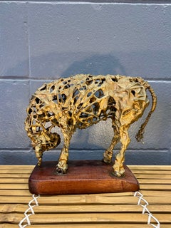 Scultura di un toro in stile brutalista spagnolo della metà del secolo, attribuita a Manuel Revelles