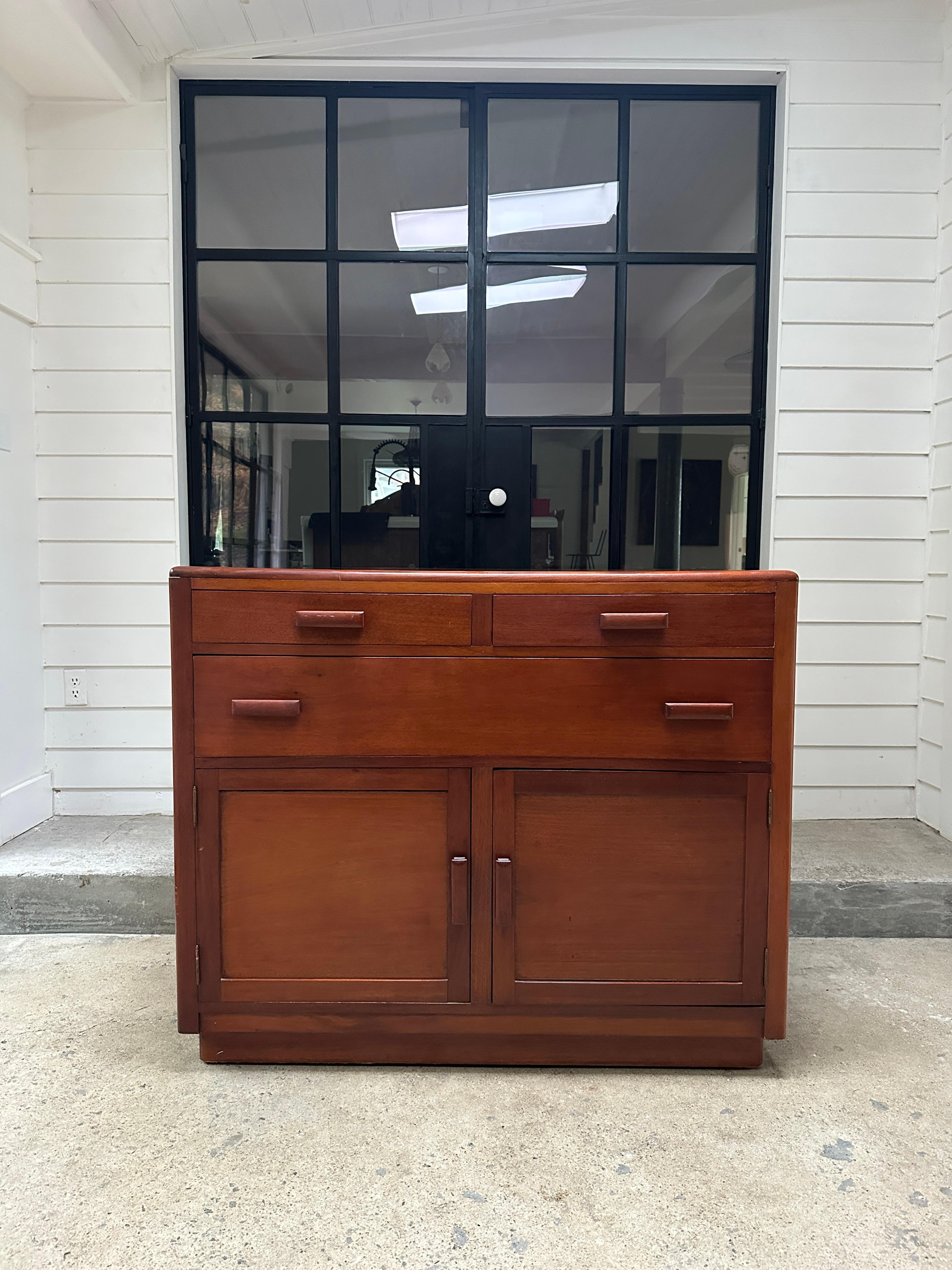 Unico buffet vintage con 2 cassetti piccoli e 1 grande e 2 ante. Realizzato in legno massiccio di ciliegio, anni '70 circa.

Ottime condizioni, lievi graffi.

47 