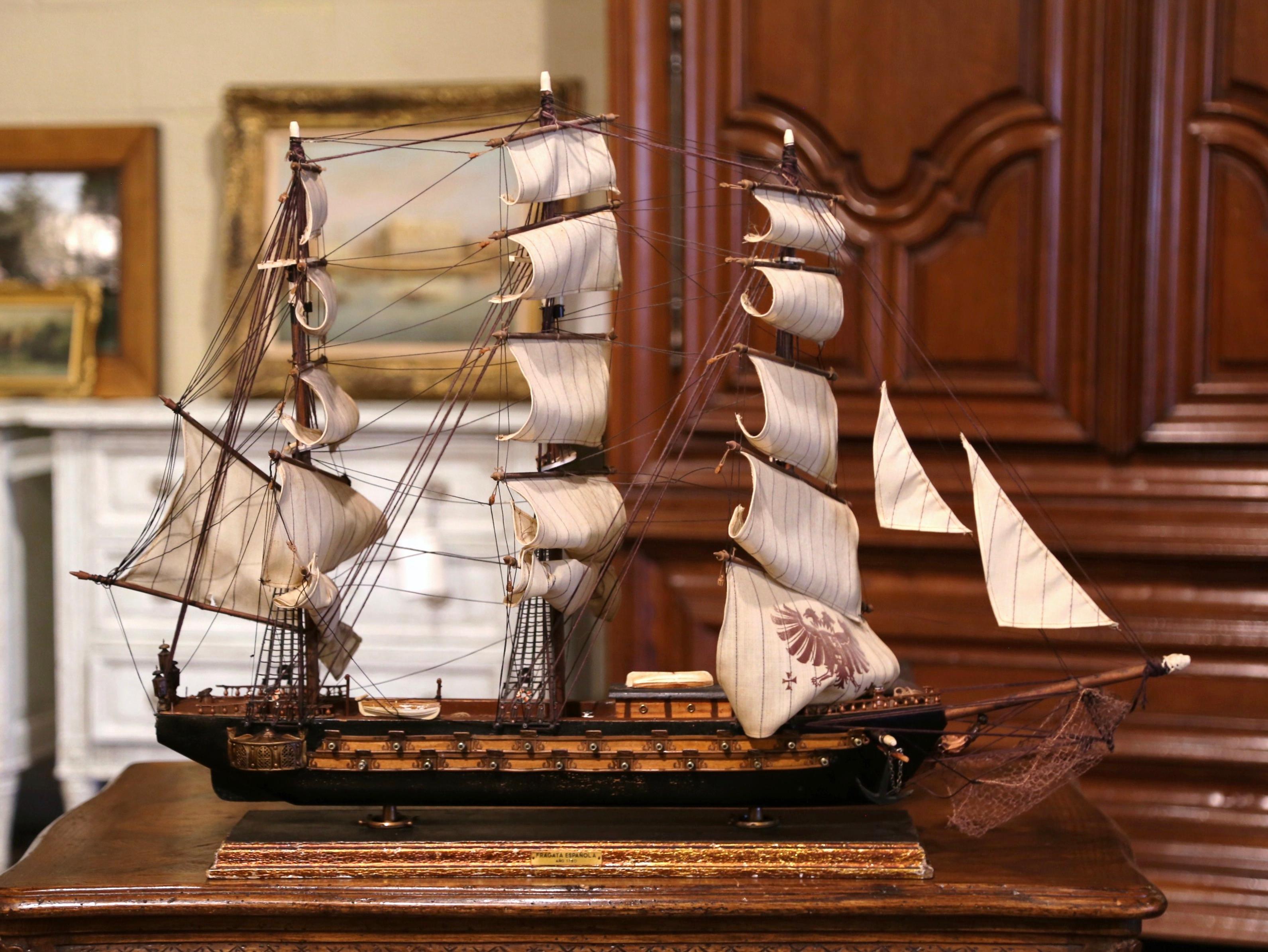 Modèle de bateau espagnol du milieu du siècle dernier sculpté de style Armada, la « Fragata Espanola », 1780 Excellent état - En vente à Dallas, TX