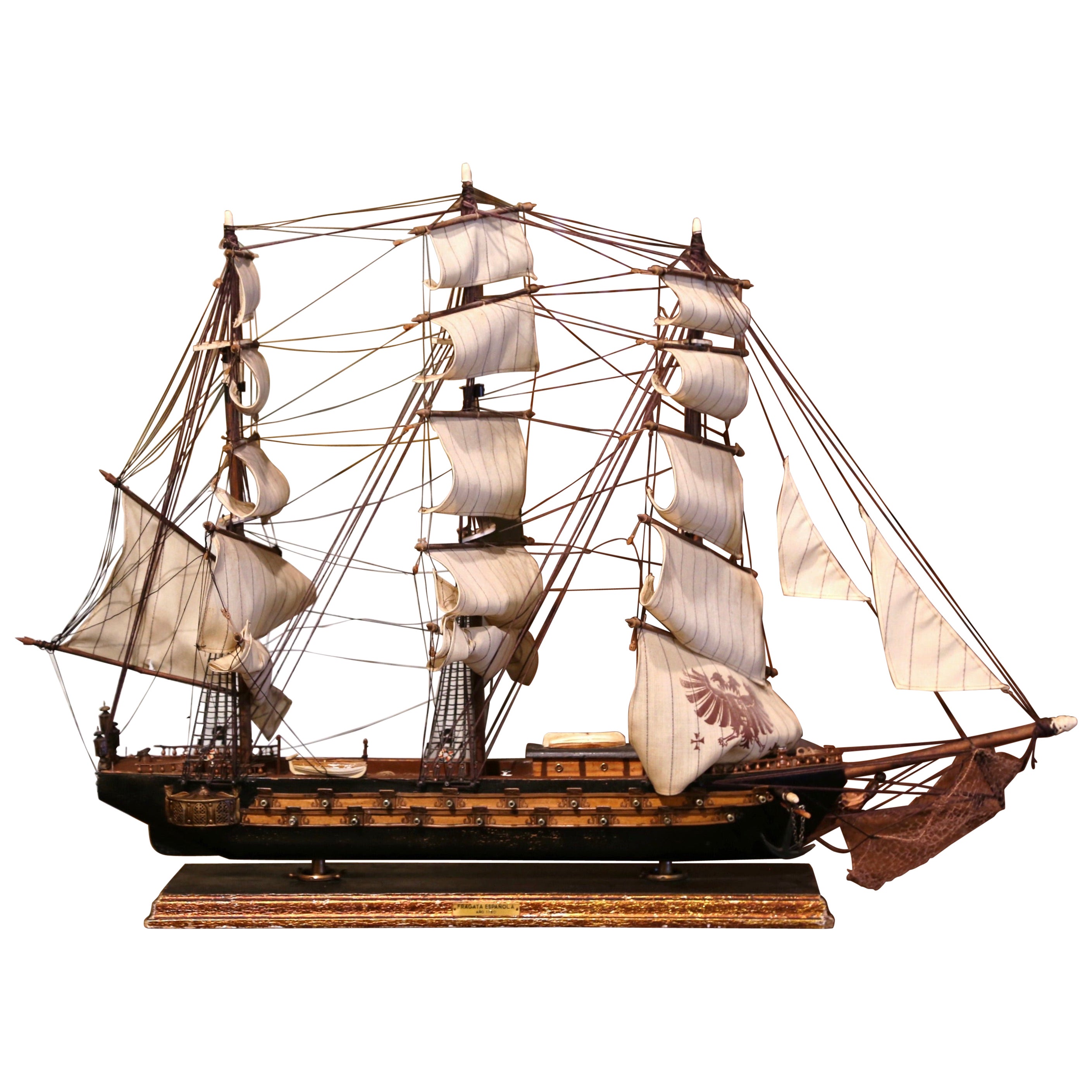 Modèle de bateau espagnol du milieu du siècle dernier sculpté de style Armada, la « Fragata Espanola », 1780
