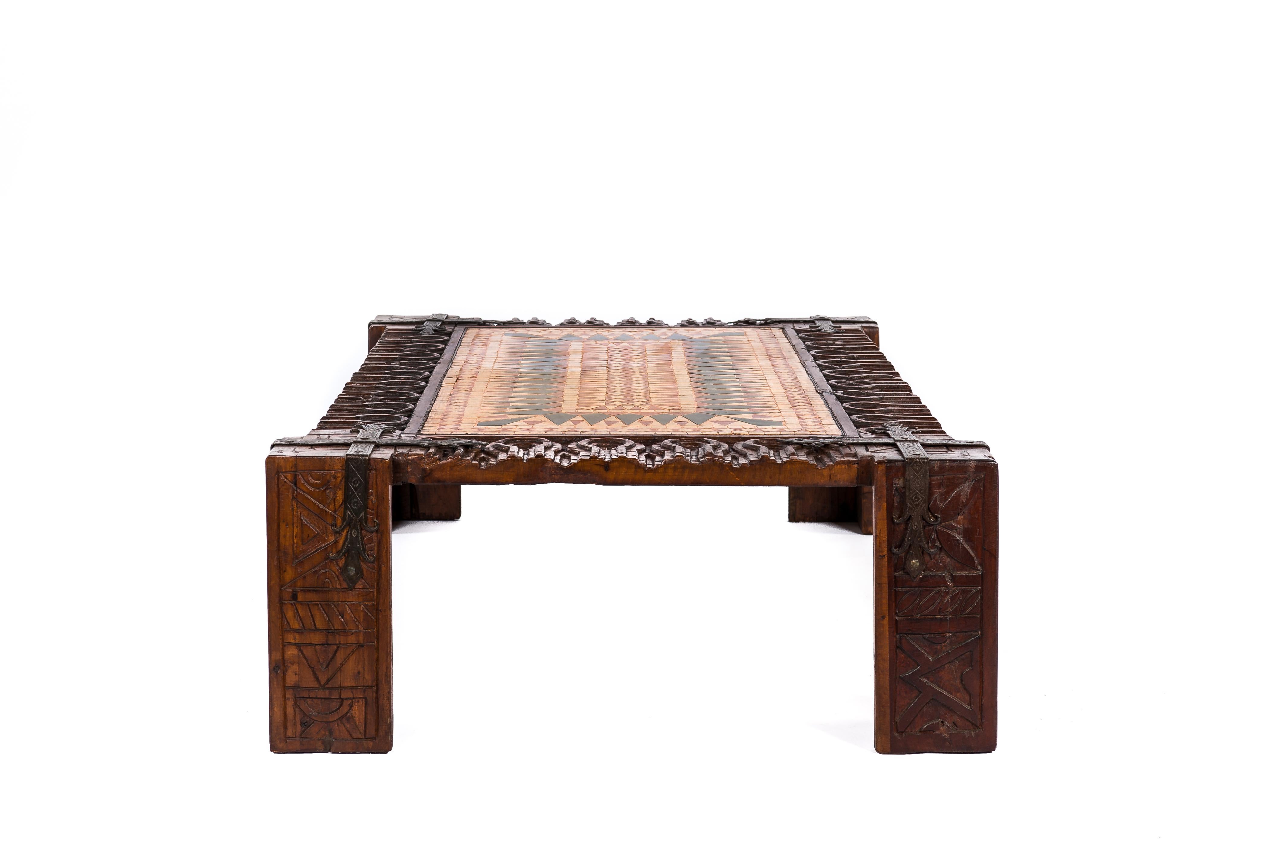 Mid-Century Spanish Chestnut Hand-Carved Coffee Table with Geometric Tile Panel In Good Condition In Casteren, NL