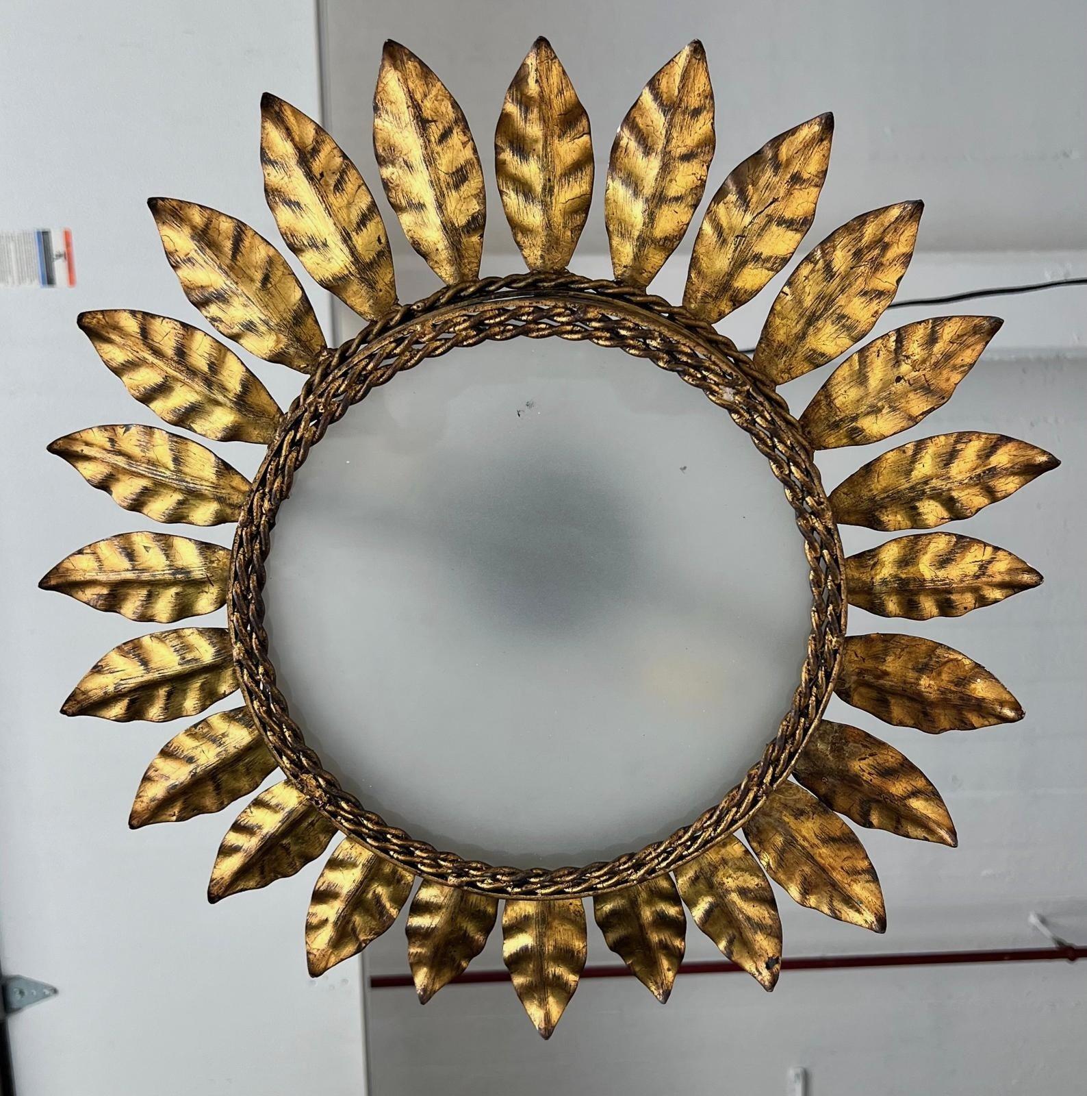 Plafón de metal dorado español de mediados de siglo en venta 3