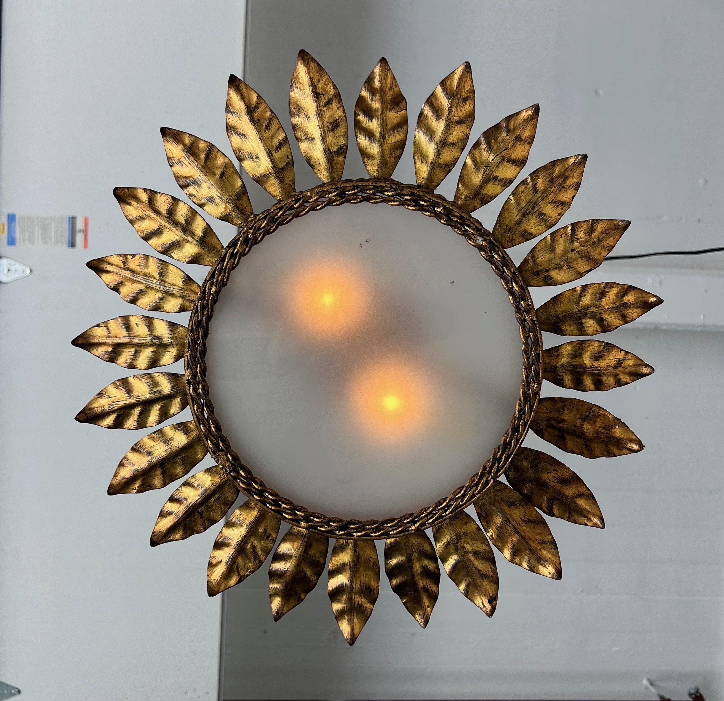 Plafón de metal dorado español de mediados de siglo en Bueno estado para la venta en Buchanan, NY