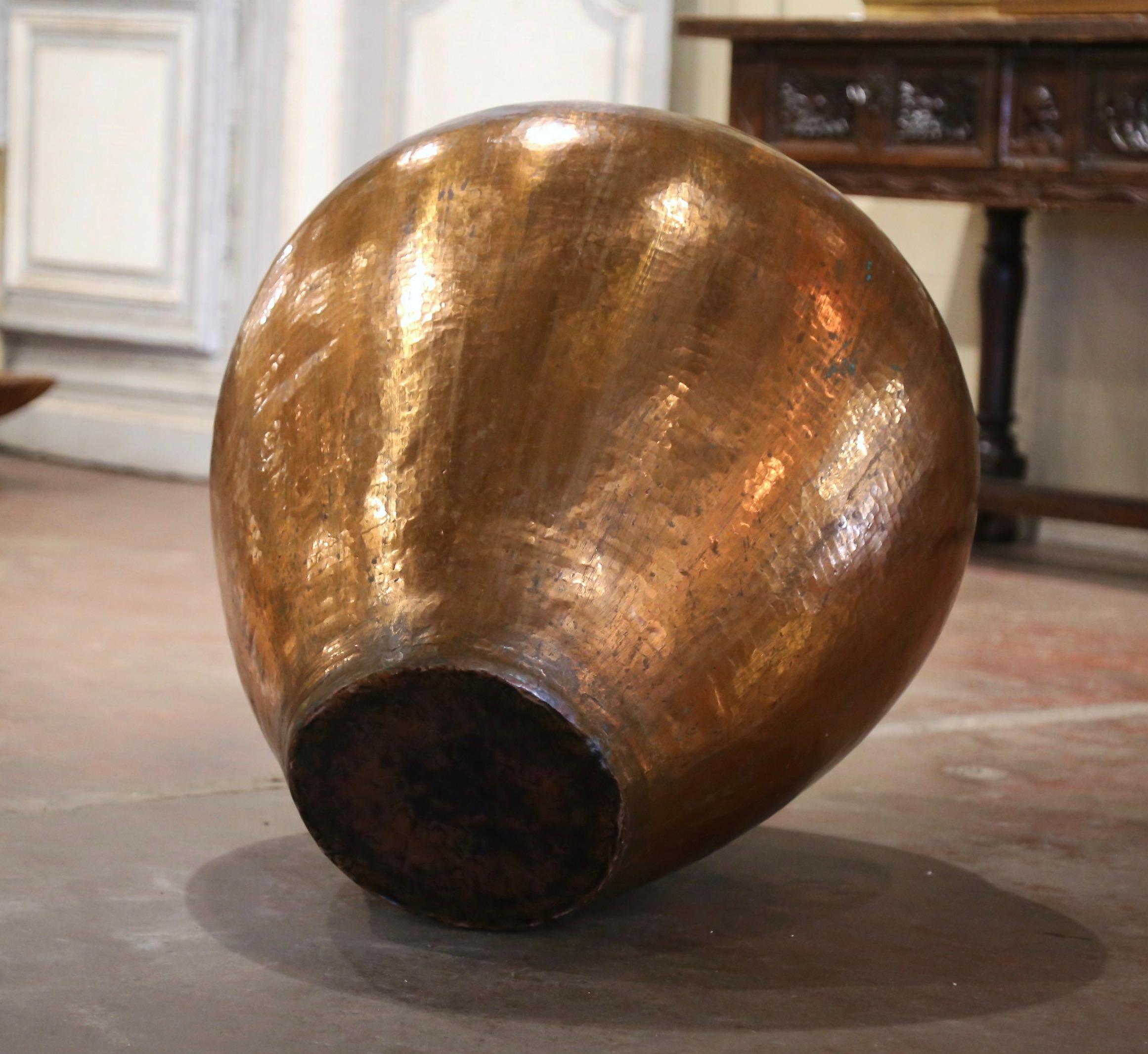 Mid-Century Spanish Hammered Patinated Copper Urn-Shape Planter In Excellent Condition For Sale In Dallas, TX