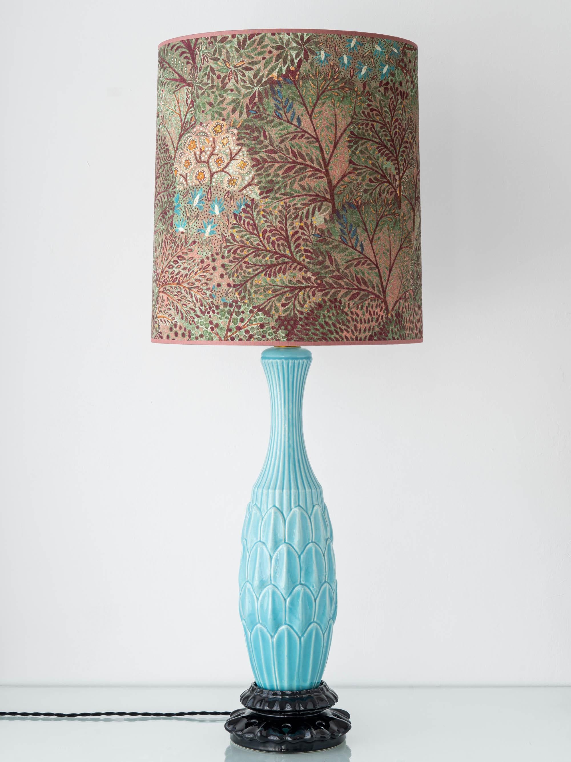 Vase en c�éramique Manises vintage du milieu du siècle, attribué à l'atelier Bondia Manises (Valence, Espagne, années 1960-1970), cette lampe en céramique émaillée turquoise est une fusion radieuse de l'art méditerranéen et du design contemporain. Sa