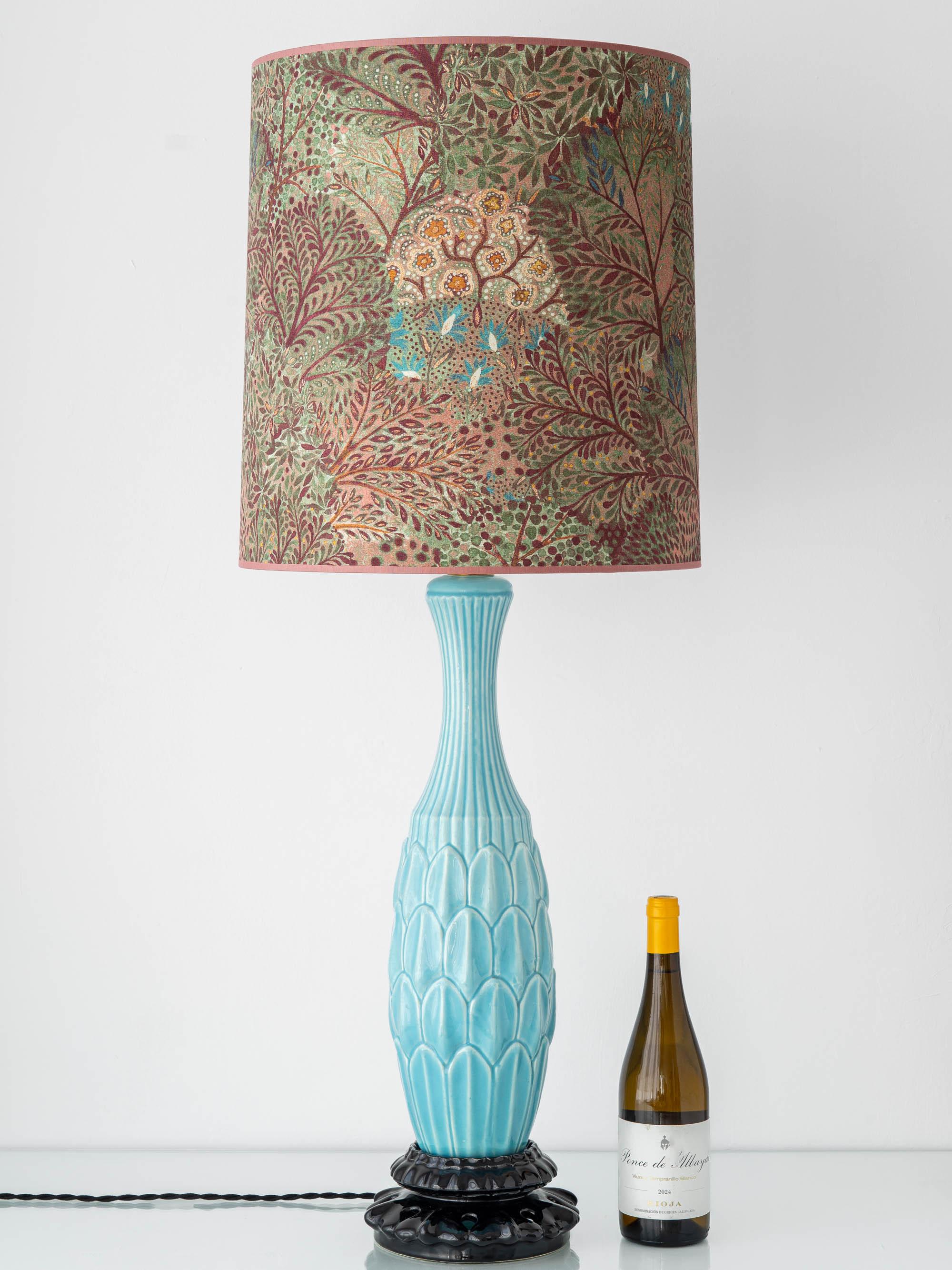 Mid-Century Modern Lampe de table espagnole Manises du milieu du siècle en céramique turquoise, abat-jour New Liberty en vente
