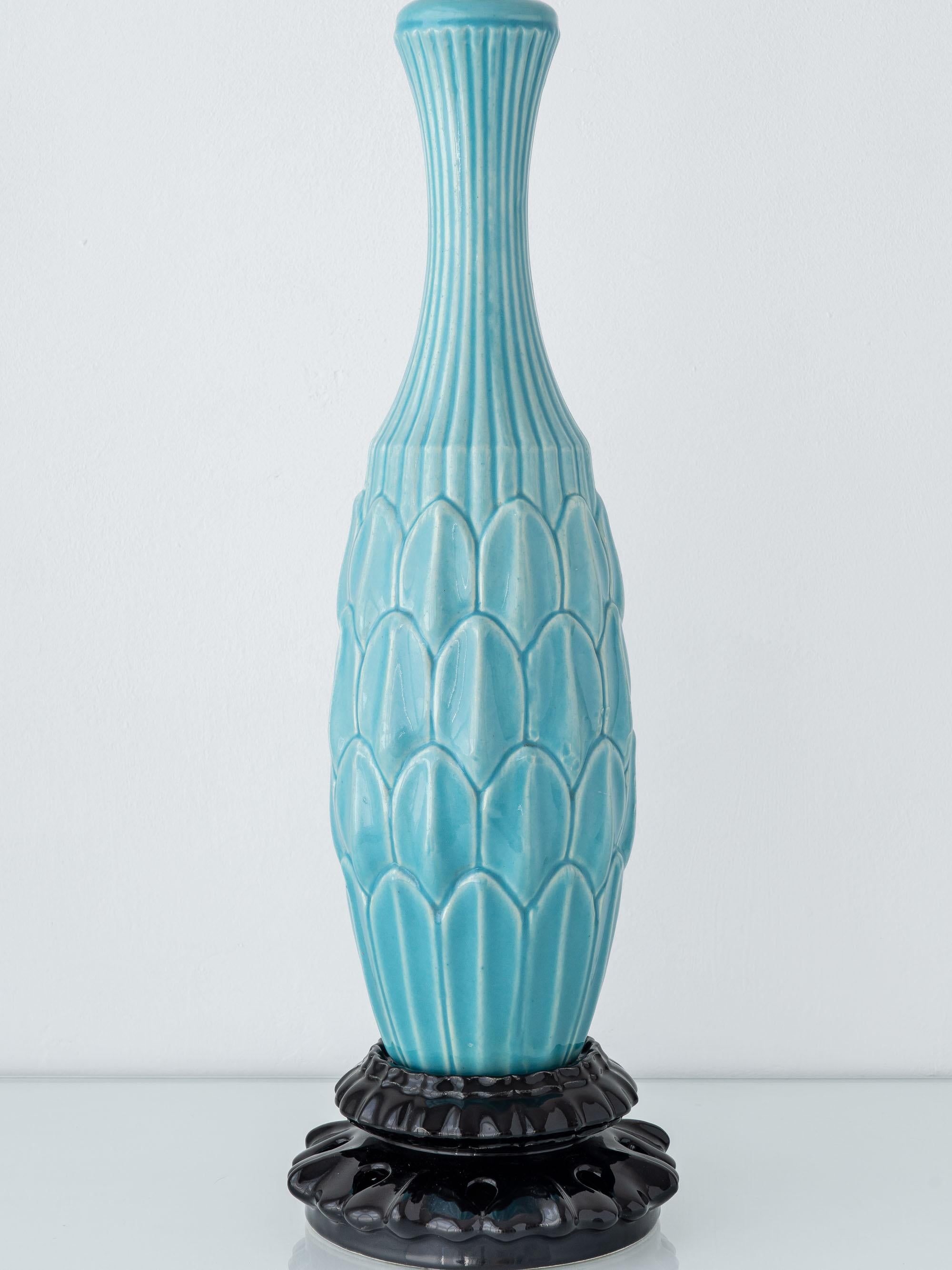 Espagnol Lampe de table espagnole Manises du milieu du siècle en céramique turquoise, abat-jour New Liberty en vente