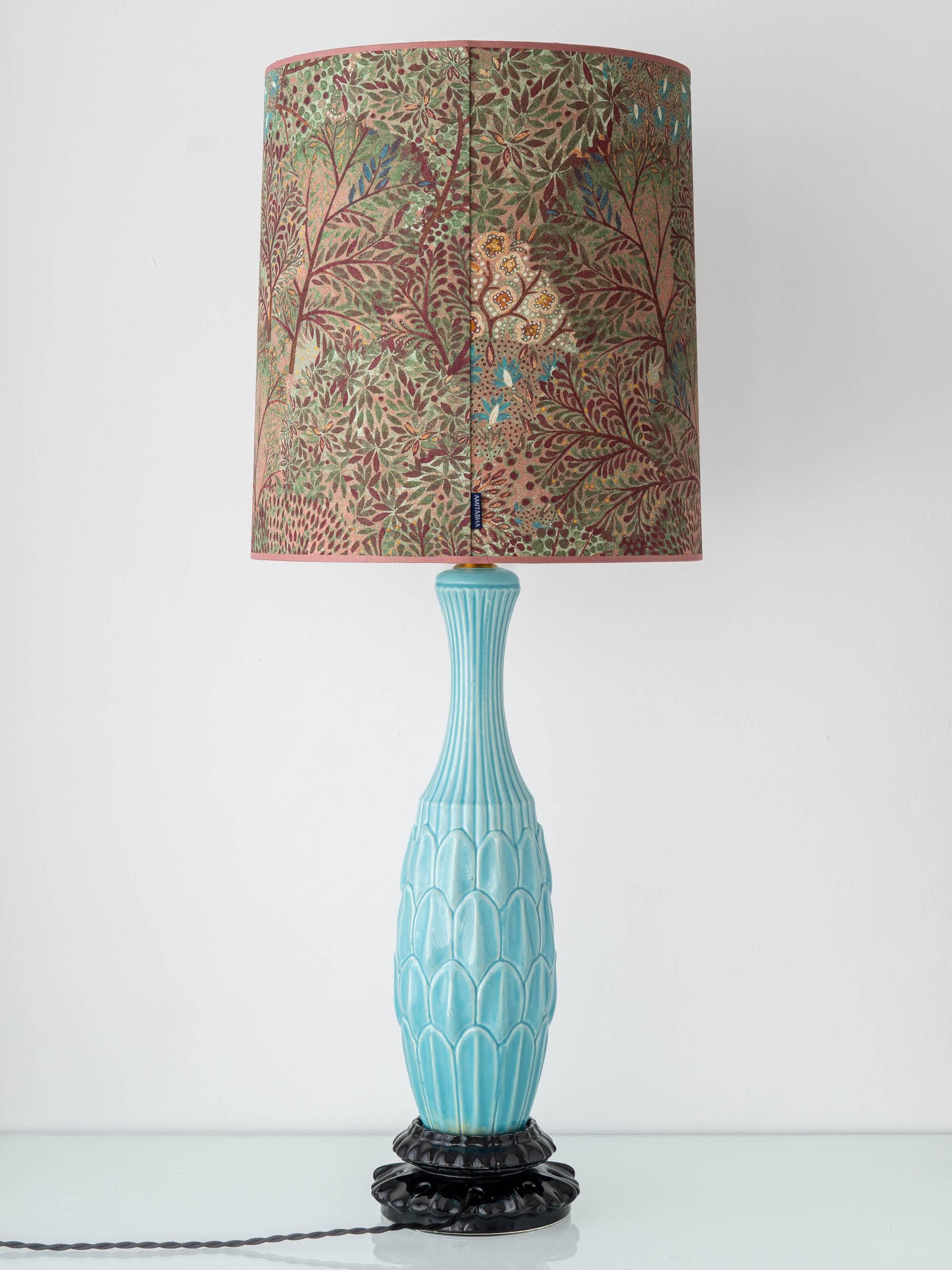 Vernissé Lampe de table espagnole Manises du milieu du siècle en céramique turquoise, abat-jour New Liberty en vente