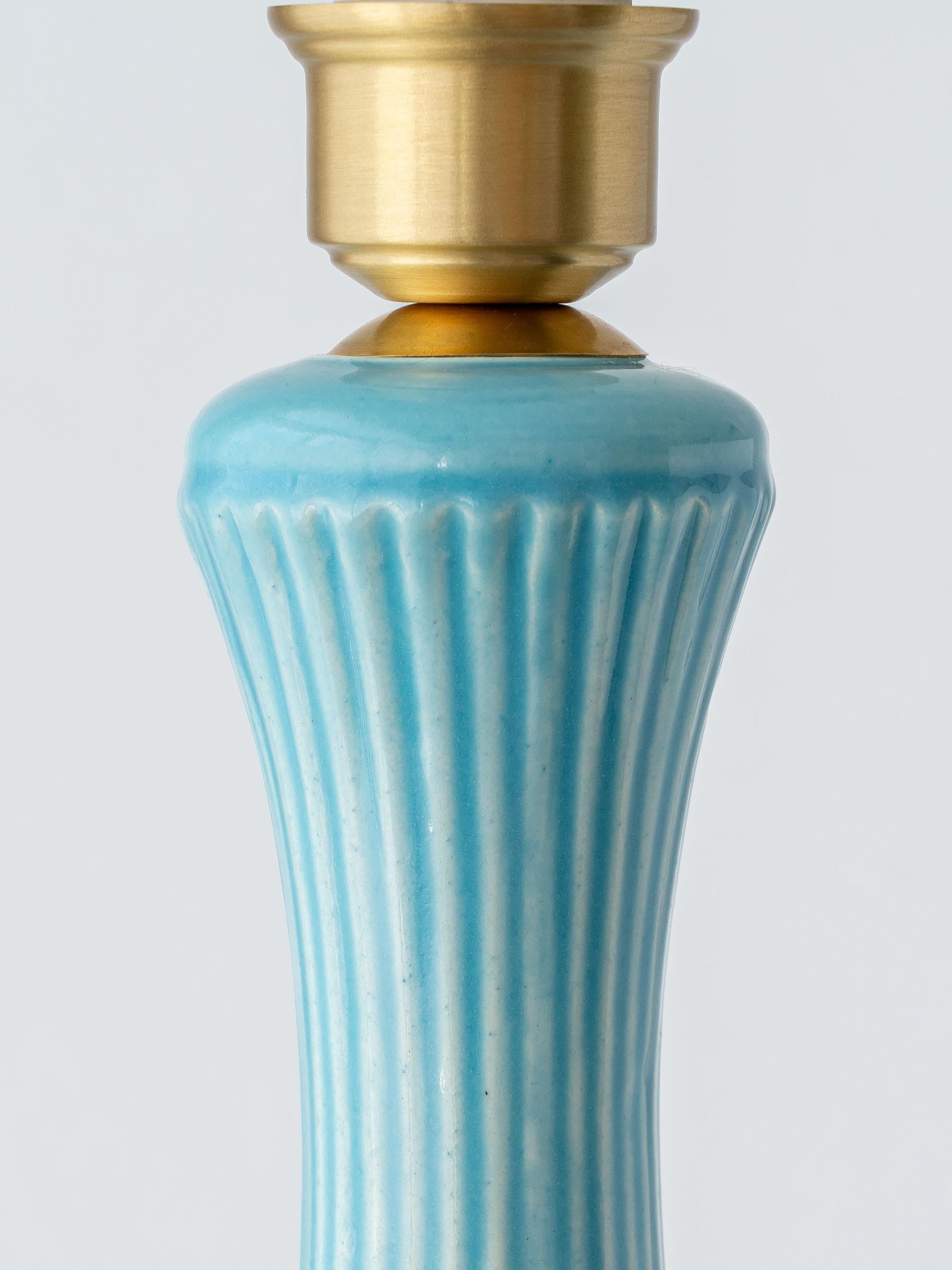 Céramique Lampe de table espagnole Manises du milieu du siècle en céramique turquoise, abat-jour New Liberty en vente