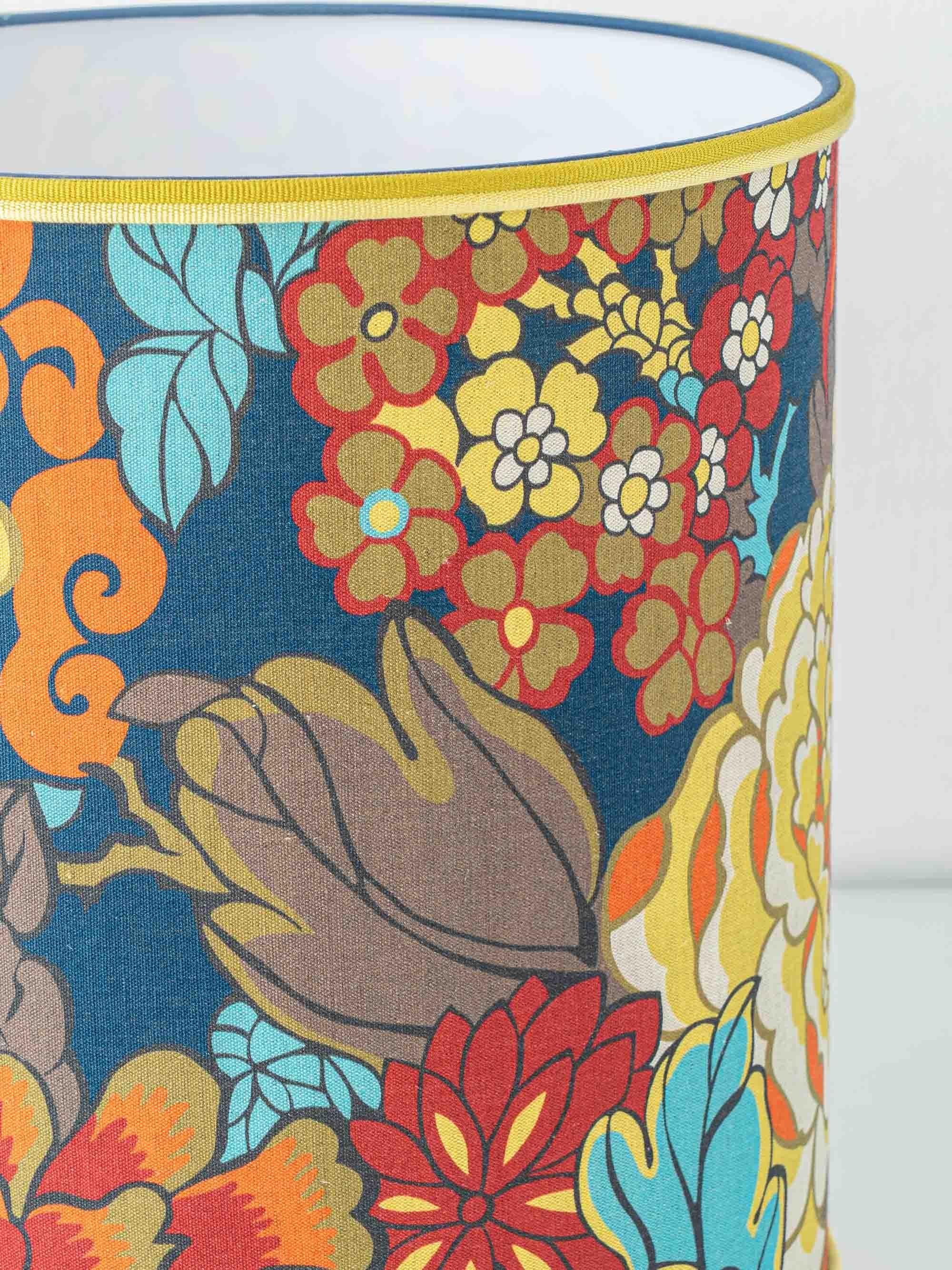 Lampe de table espagnole du milieu du siècle en céramique jaune Manises, abat-jour London Lamps en vente 4