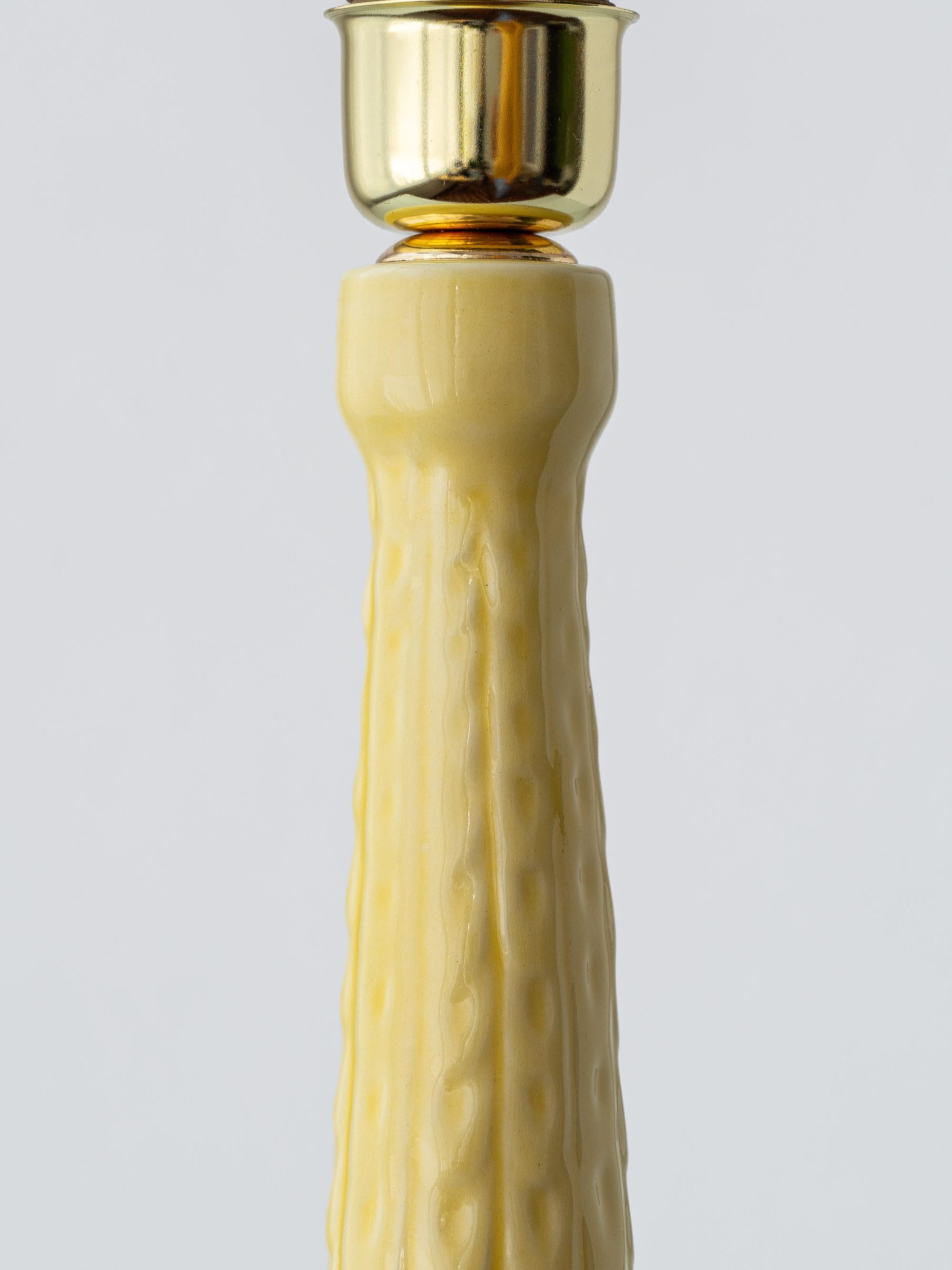 Lampe de table espagnole du milieu du siècle en céramique jaune Manises, abat-jour London Lamps en vente 7