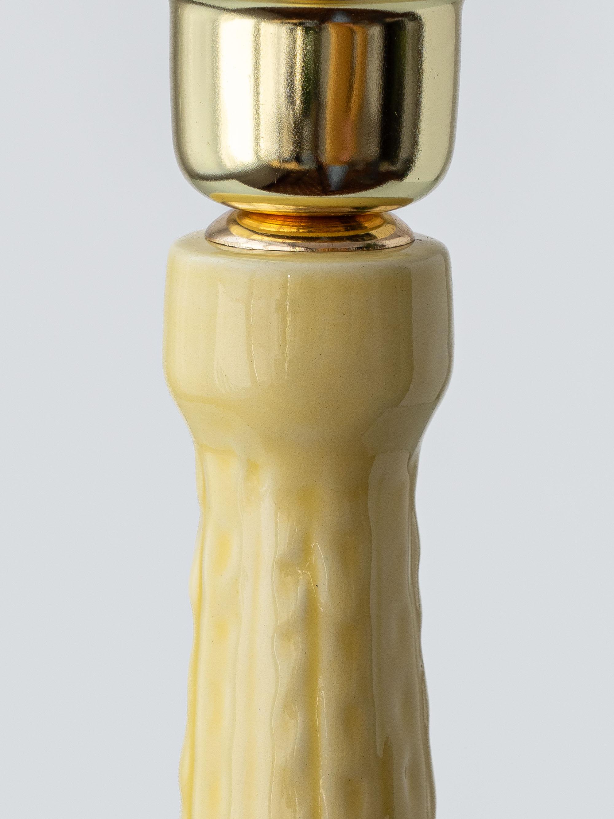 Lampe de table espagnole du milieu du siècle en céramique jaune Manises, abat-jour London Lamps en vente 8