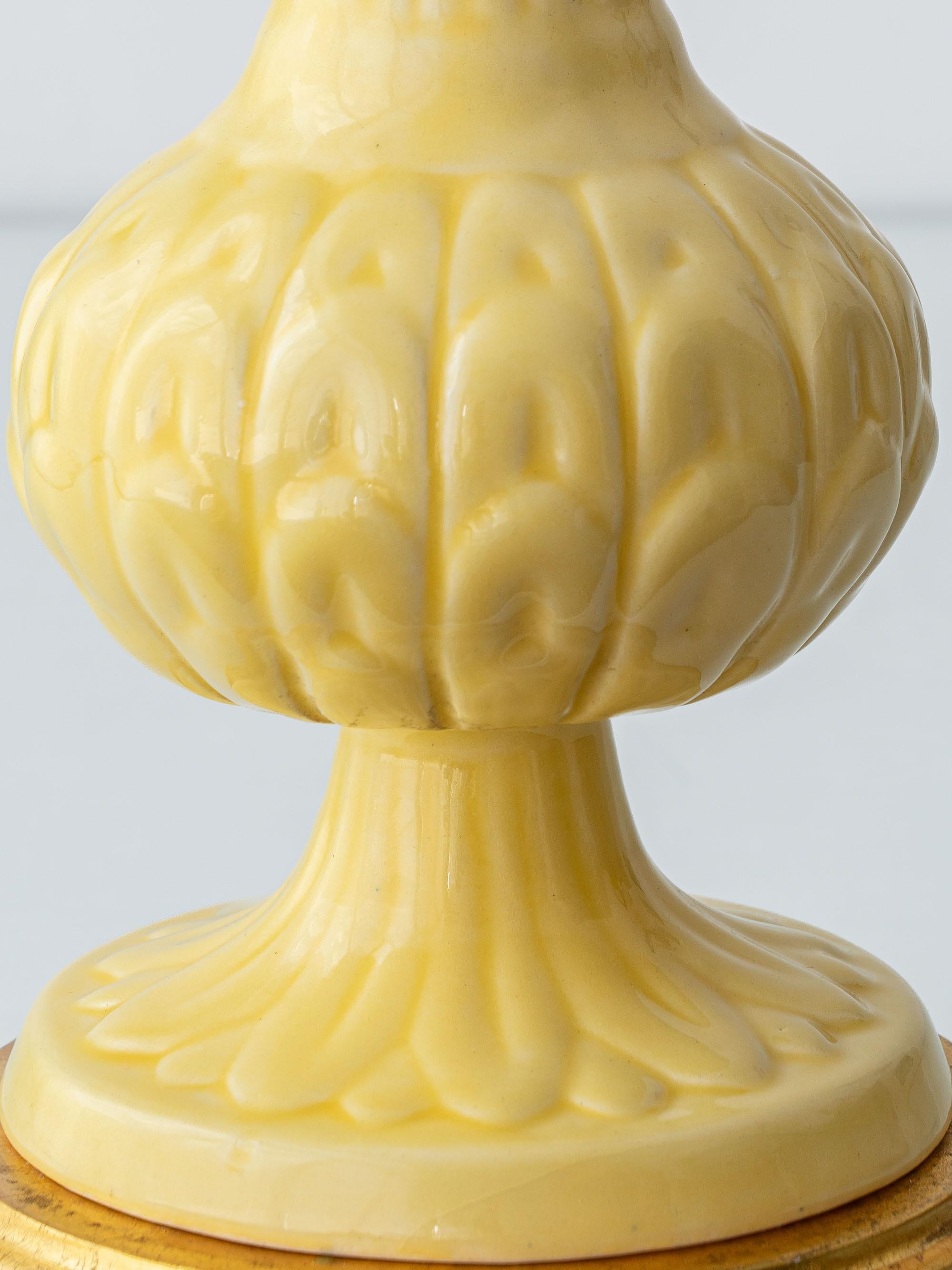 Lampe de table espagnole du milieu du siècle en céramique jaune Manises, abat-jour London Lamps en vente 9