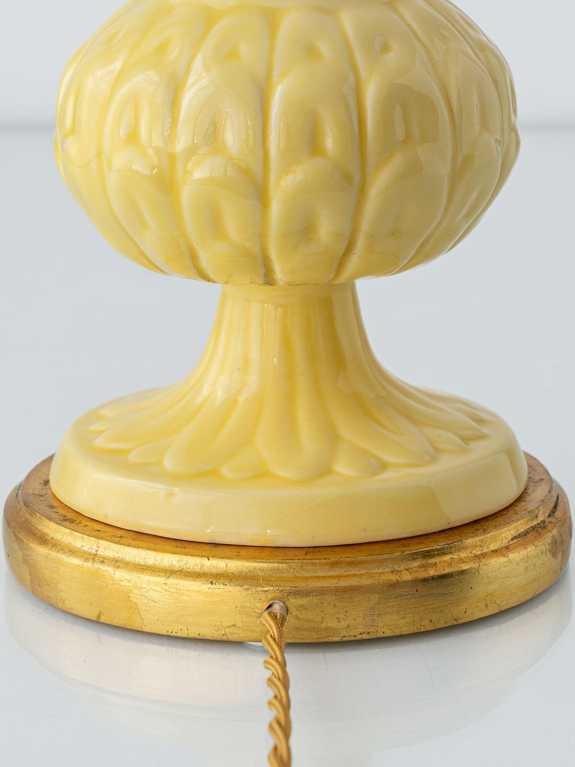 Lampe de table espagnole du milieu du siècle en céramique jaune Manises, abat-jour London Lamps en vente 10