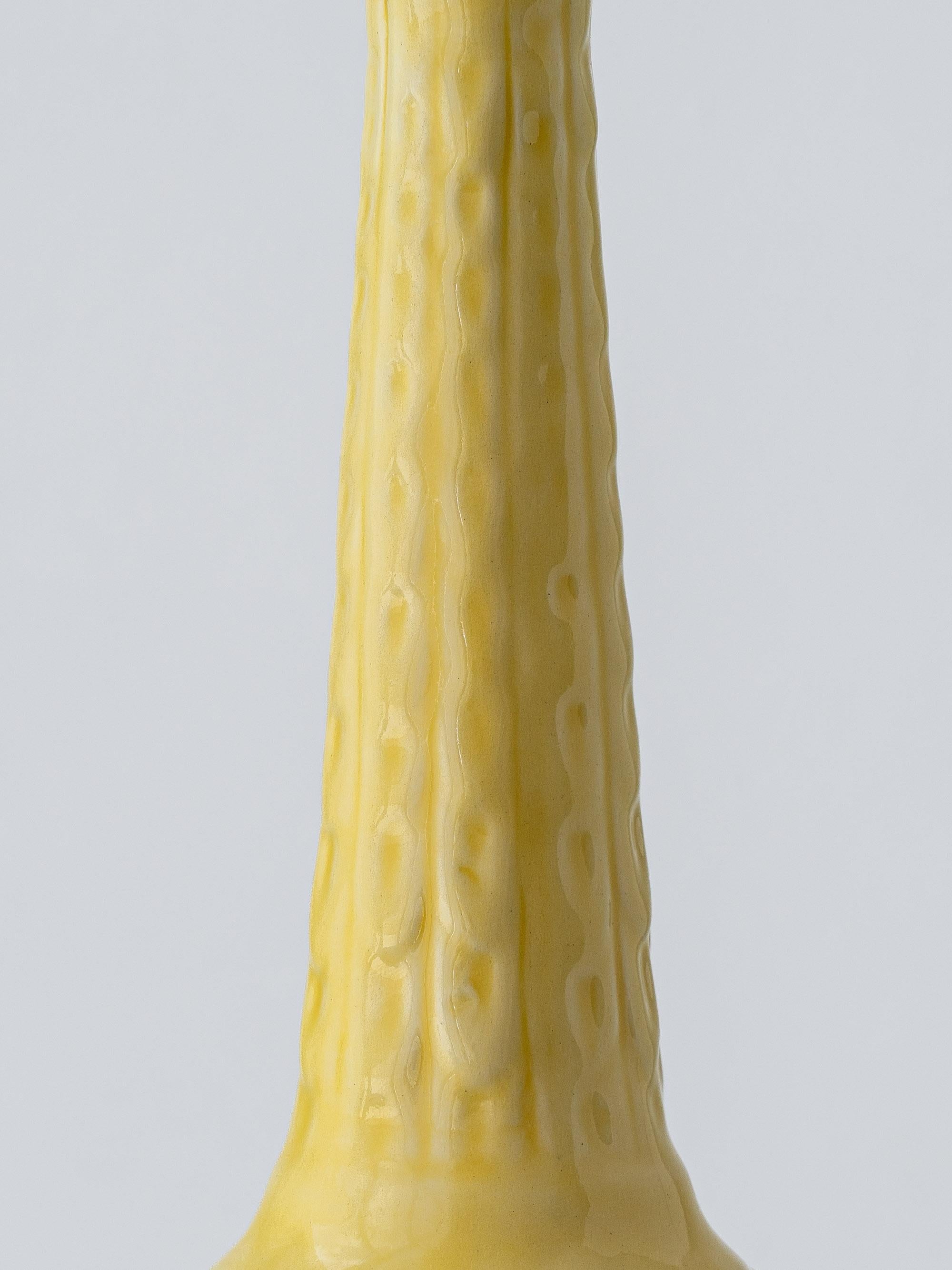 Lampe de table espagnole du milieu du siècle en céramique jaune Manises, abat-jour London Lamps en vente 11
