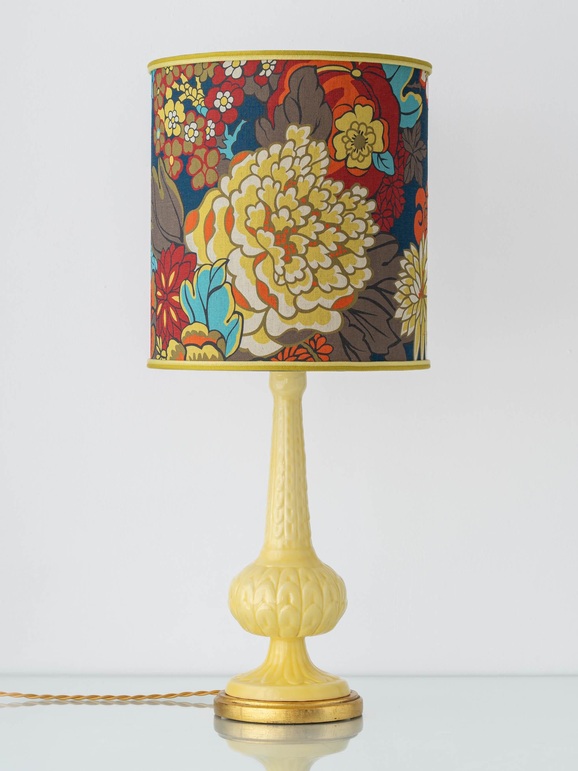 Une exceptionnelle lampe de table moderne du milieu du siècle, combinant l'art de la céramique espagnole et l'héritage textile anglais, fabriquée à la main par Amitābha Studio à partir d'une rare base de poterie Manises vintage, vers les années