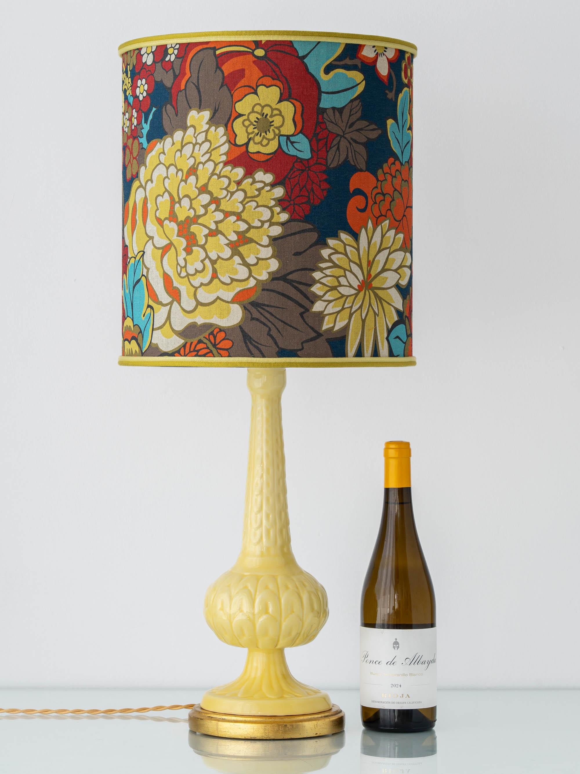 Mid-Century Modern Lampe de table espagnole du milieu du siècle en céramique jaune Manises, abat-jour London Lamps en vente
